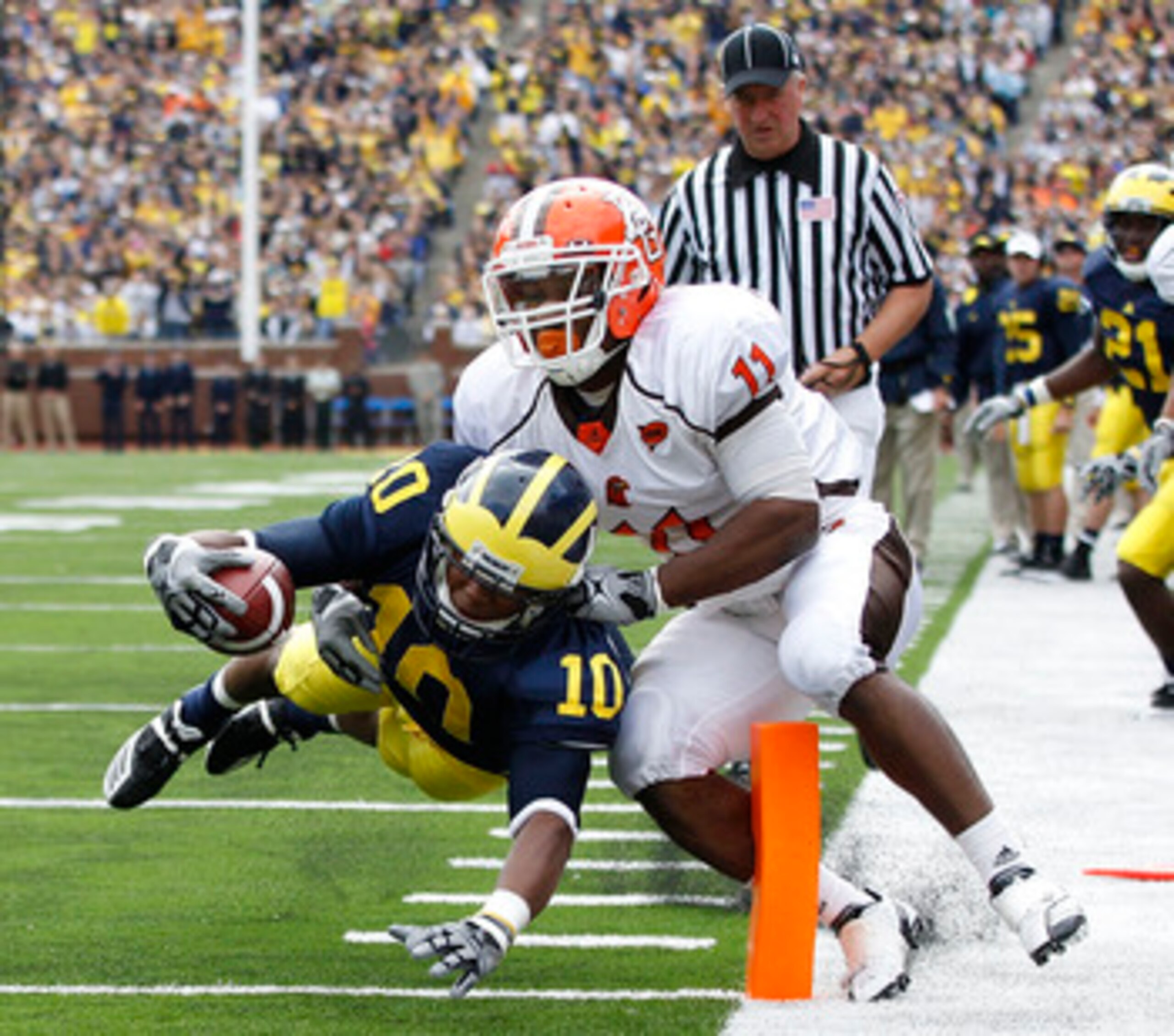 ANN ARBOR, MI - SEPTEMBER 25: Jeremy Gallon #10 of the Michigan Wolverines runs 11 yards for a first quarter touchdown as Jovan Leacock #11 of Bowling Green attempts to make the stop on September 25, 2010 at Michigan Stadium in Ann Arbor, Michigan. (Phot ANN ARBOR, MI - SEPTEMBER 25: Jeremy Gallon #10 of the Michigan Wolverines runs 11 yards for a first quarter touchdown as Jovan Leacock #11 of Bowling Green attempts to make the stop on September 25, 2010 at Michigan Stadium in Ann Arbor, Michigan. (Phot