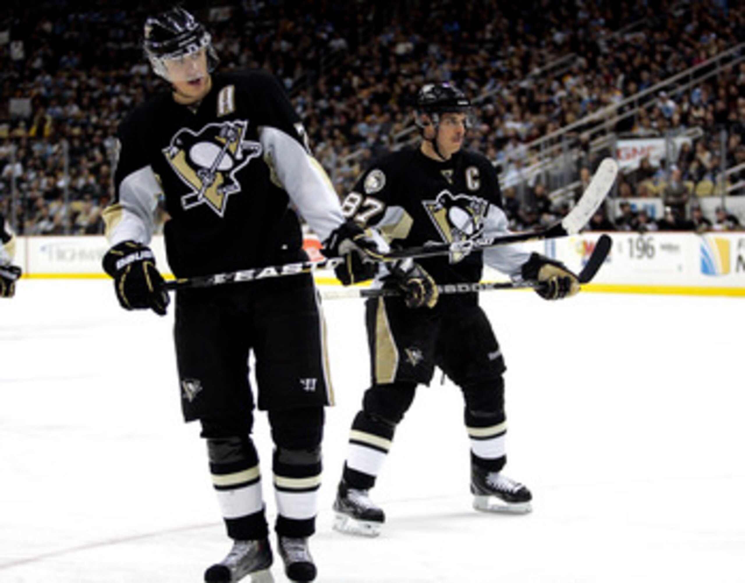 PITTSBURGH, PA - DECEMBER 28:  Evgeni Malkin #71 and Sidney Crosby #87 of the Pittsburgh Penguins line up for a face-off against the Atlanta Thrashers at Consol Energy Center on December 28, 2010 in Pittsburgh, Pennsylvania.  The Penguins defeated the Thr