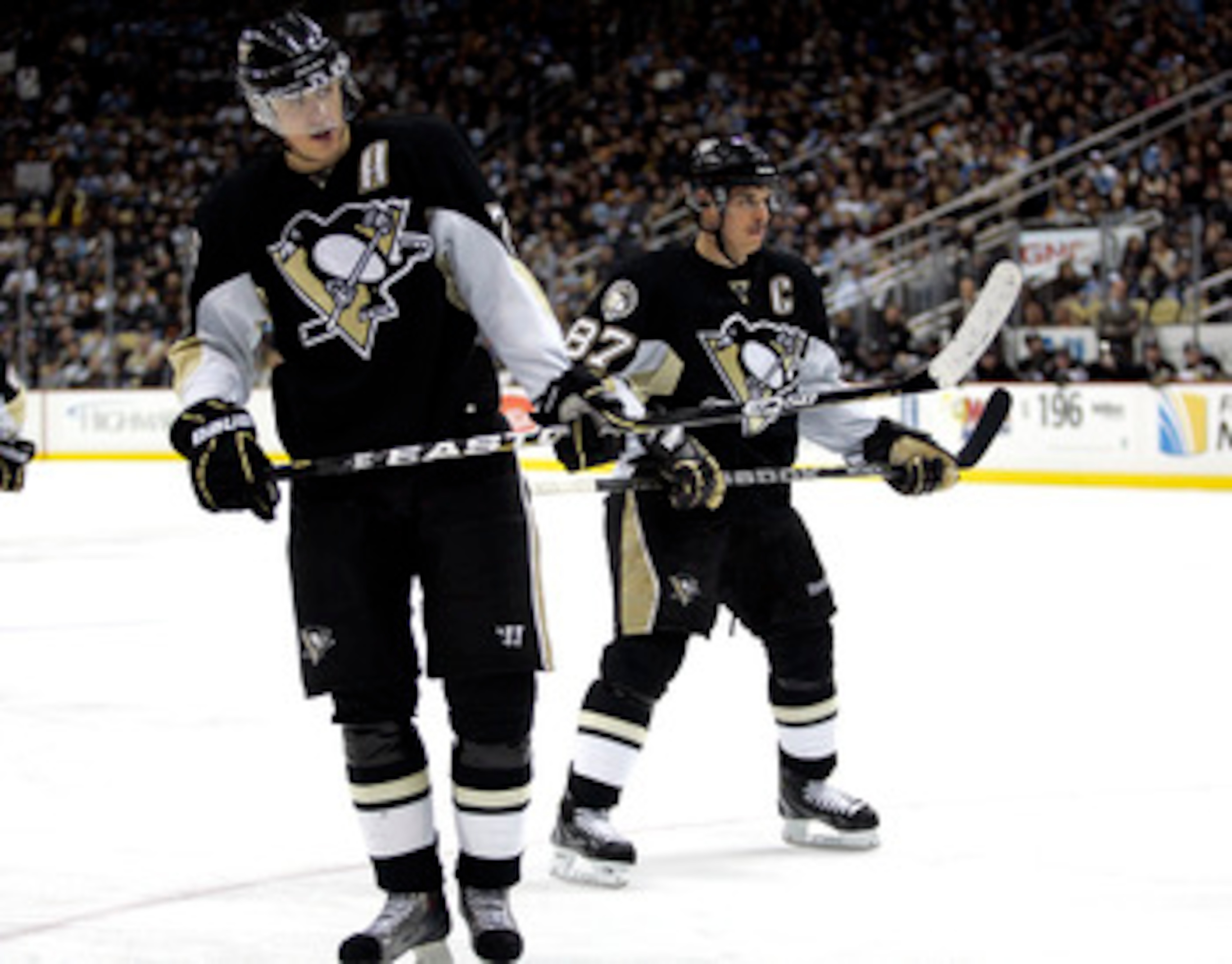 PITTSBURGH, PA - DECEMBER 28:  Evgeni Malkin #71 and Sidney Crosby #87 of the Pittsburgh Penguins line up for a face-off against the Atlanta Thrashers at Consol Energy Center on December 28, 2010 in Pittsburgh, Pennsylvania.  The Penguins defeated the Thr