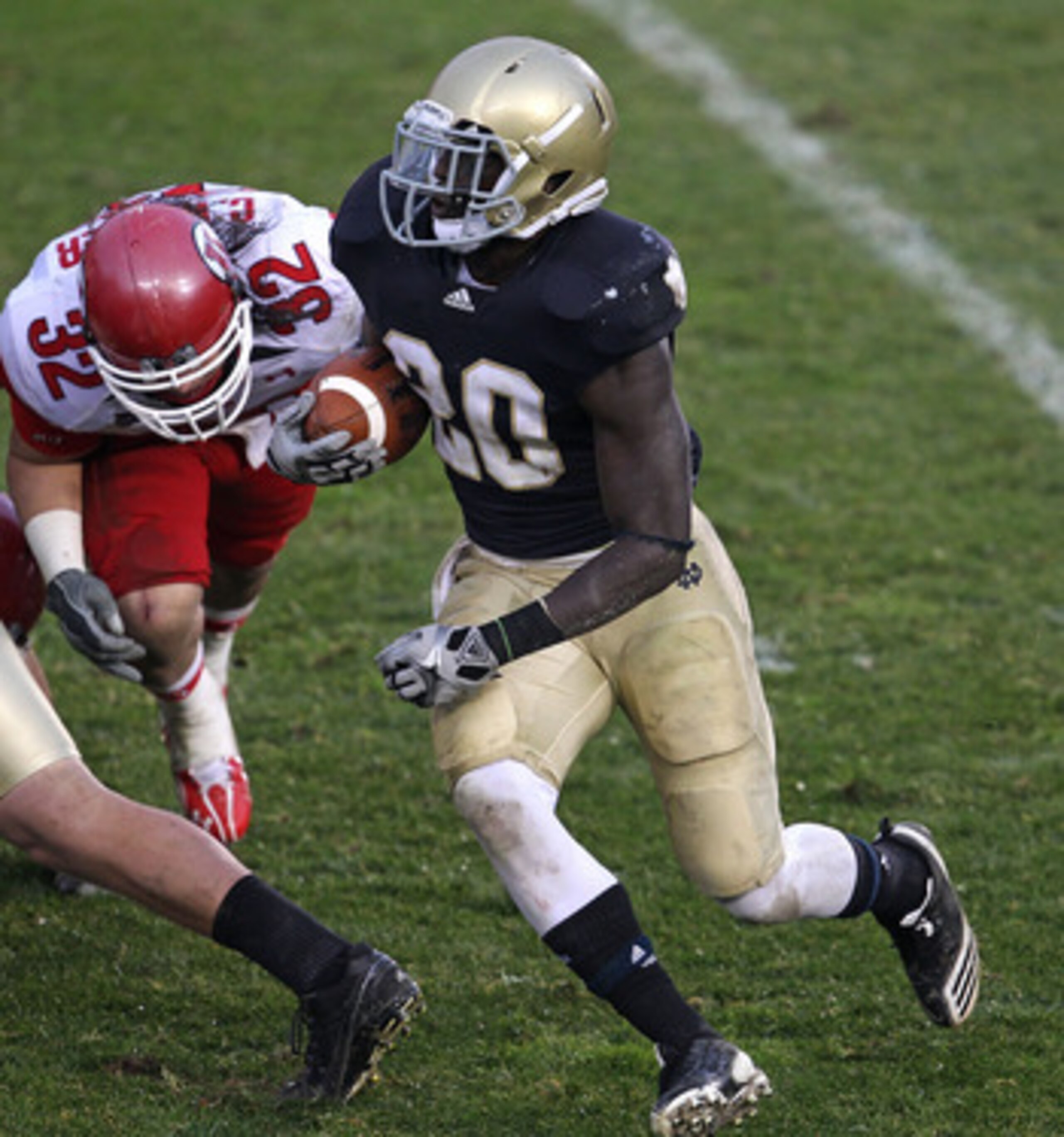 SOUTH BEND, IN - NOVEMBER 13: Cierre Wood #20 of the Notre Dame Fighting Irish runs past Chaz Walker #32 of the Utah Utes at Notre Dame Stadium on November 13, 2010 in South Bend, Indiana. Notre Dame defeated Utah 28-3. (Photo by Jonathan Daniel/Getty Ima