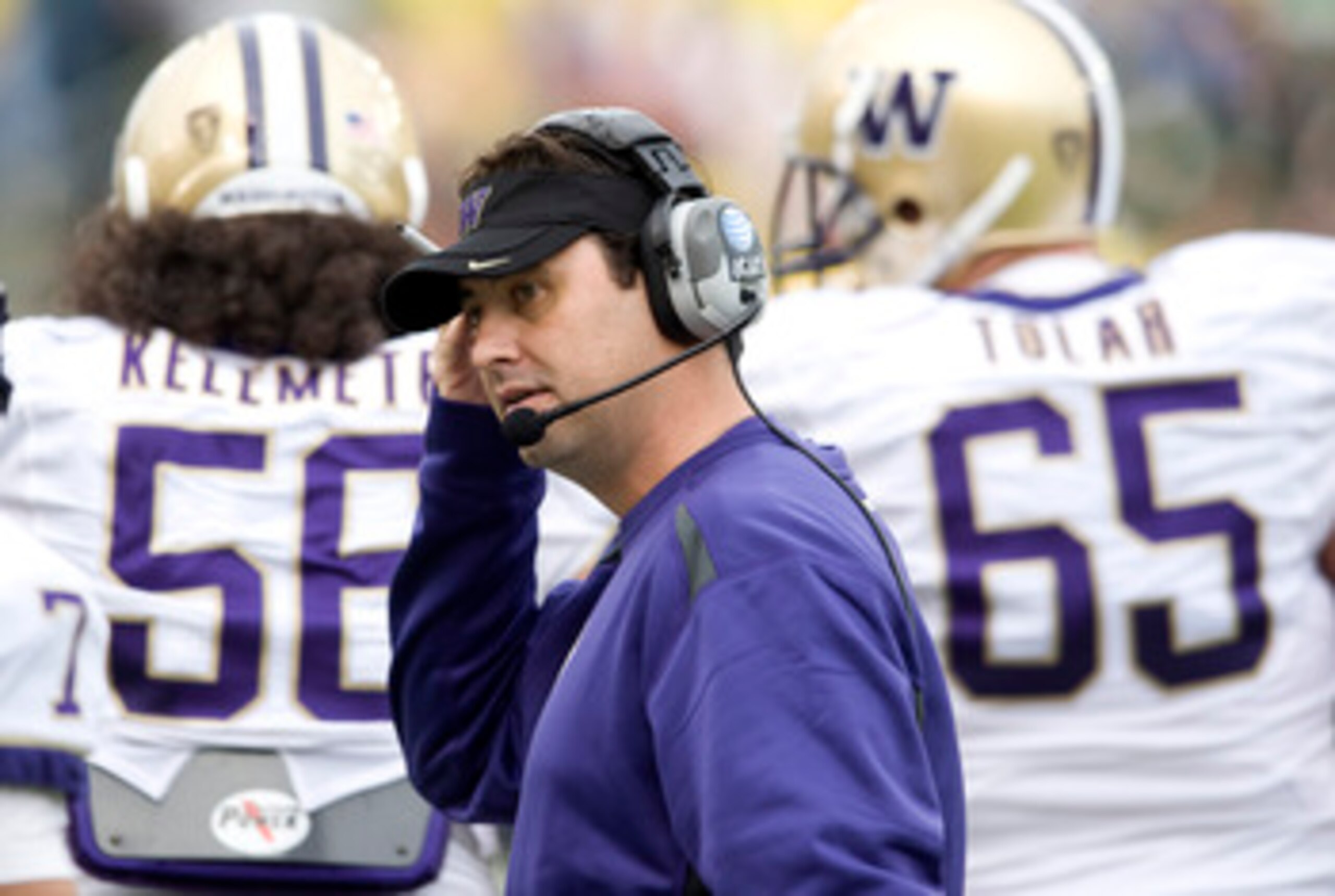 EUGENE, OR - NOVEMBER 6: Head coach Steve Sarkisian of the Washington Huskies works the sidelines in the second quarter of the game against the Oregon Ducks at Autzen Stadium on November 6, 2010 in Eugene, Oregon. (Photo by Steve Dykes/Getty Images) EUGENE, OR - NOVEMBER 6: Head coach Steve Sarkisian of the Washington Huskies works the sidelines in the second quarter of the game against the Oregon Ducks at Autzen Stadium on November 6, 2010 in Eugene, Oregon. (Photo by Steve Dykes/Getty Images)