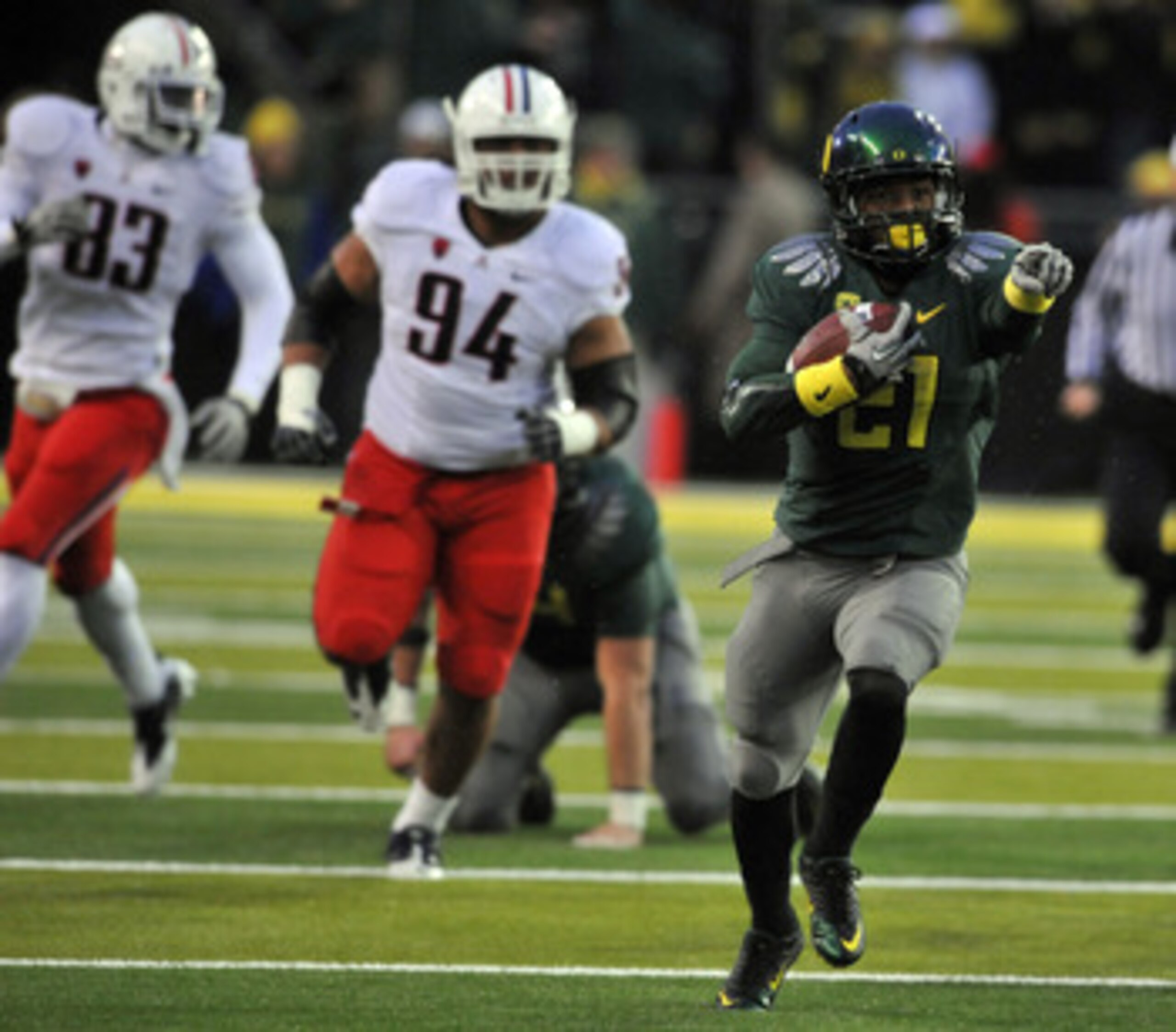 EUGENE, OR - NOVEMBER 26: Running back LaMichael James #21 of the Oregon Ducks points his way as he runs with the ball in the first quarter of the game against the Arizona Wildcats at Autzen Stadium on November 26, 2010 in Eugene, Oregon. The Ducks won th EUGENE, OR - NOVEMBER 26: Running back LaMichael James #21 of the Oregon Ducks points his way as he runs with the ball in the first quarter of the game against the Arizona Wildcats at Autzen Stadium on November 26, 2010 in Eugene, Oregon. The Ducks won th