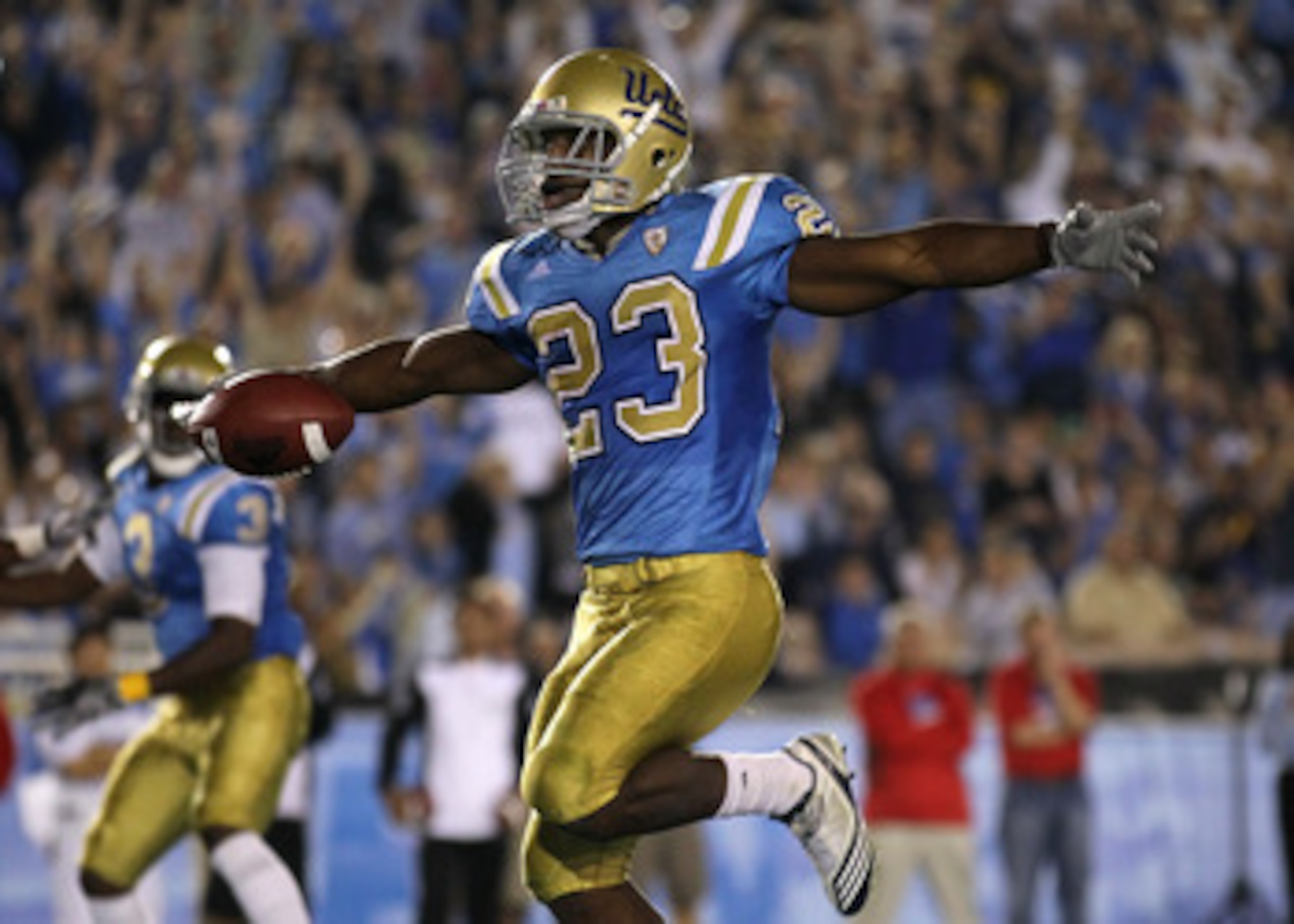 PASADENA, CA - SEPTEMBER 18:  Running back Johnathan Franklin #23 of the UCLA Bruins celebrates as he scores a touchdown against the Houston Cougars in the second quarter at the Rose Bowl on September 18, 2010 in Pasadena, California.  (Photo by Stephen D