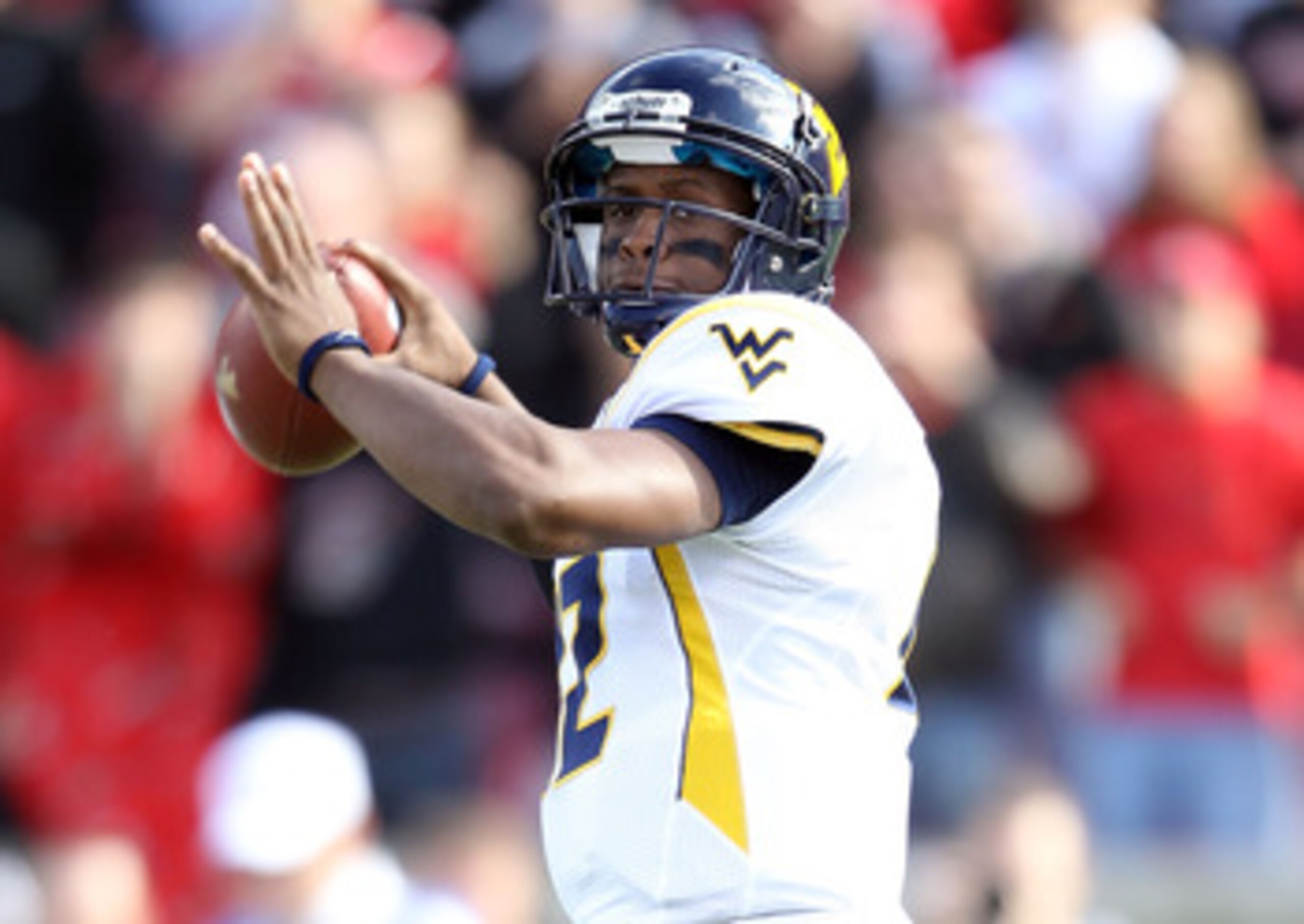LOUISVILLE, KY - NOVEMBER 20:  Geno Smith#12 of the West Virginia Mountaineers throws a pass during the Big East Conference game against the Louisville Cardinals at Papa John's Cardinal Stadium on November 20, 2010 in Louisville, Kentucky.  (Photo by Andy