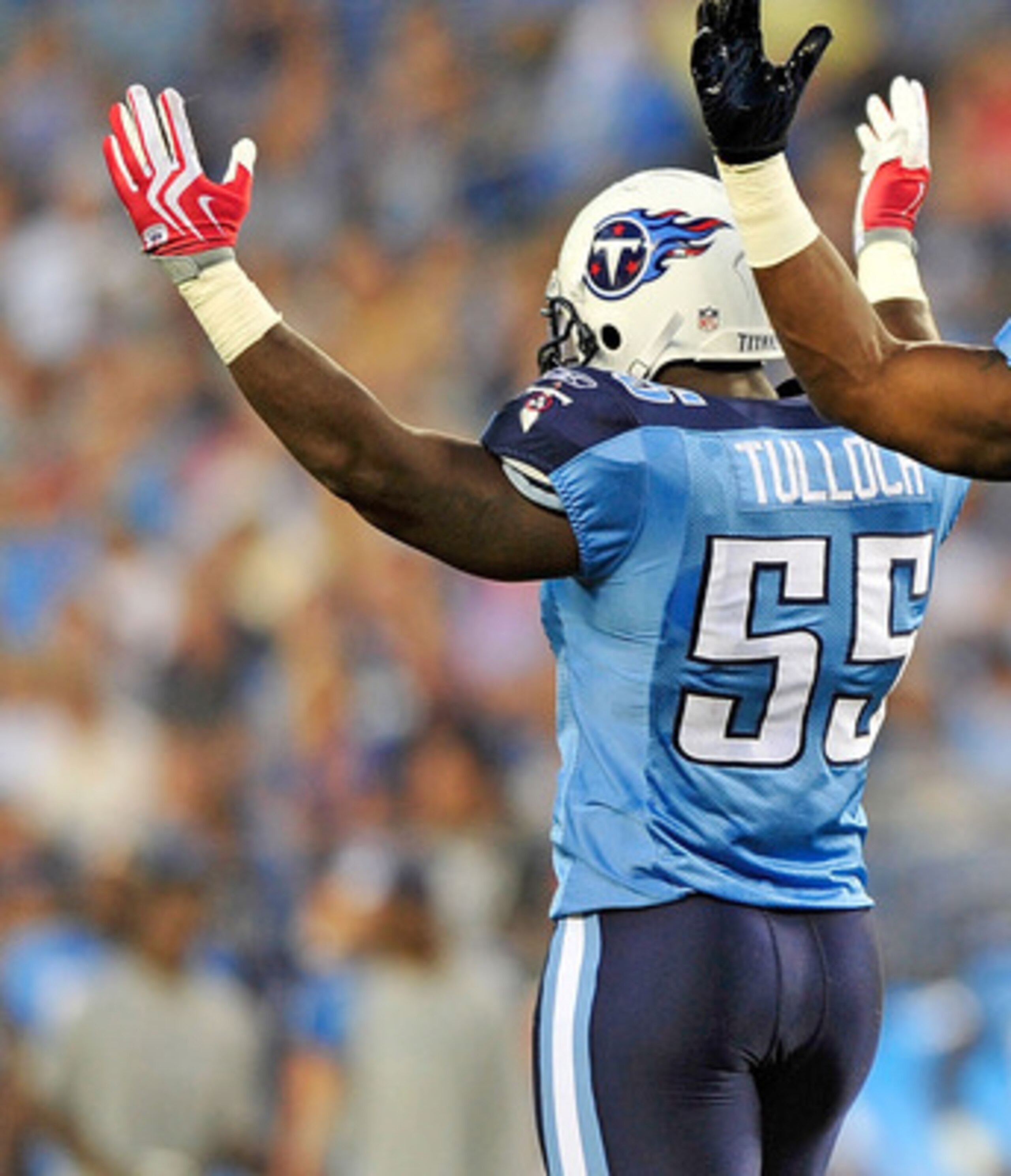 NASHVILLE, TN - SEPTEMBER 02:  Stephen Tulloch #55 and Will Witherspoon #92 of the Tennessee Titans amp up the crowd during an exhibition game against the New Orleans Saints at LP Field on September 2, 2010 in Nashville, Tennessee.  (Photo by Grant Halver