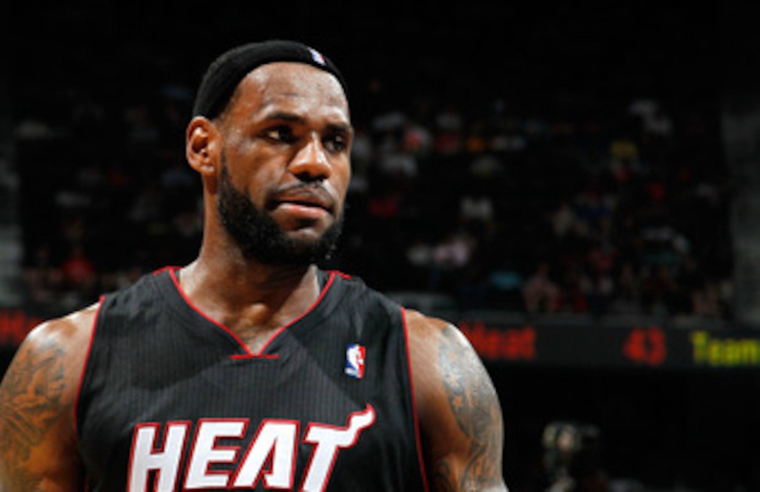 ATLANTA, GA - APRIL 11:  LeBron James #6 of the Miami Heat against the Atlanta Hawks at Philips Arena on April 11, 2011 in Atlanta, Georgia.  NOTE TO USER: User expressly acknowledges and agrees that, by downloading and/or using this Photograph, user is c