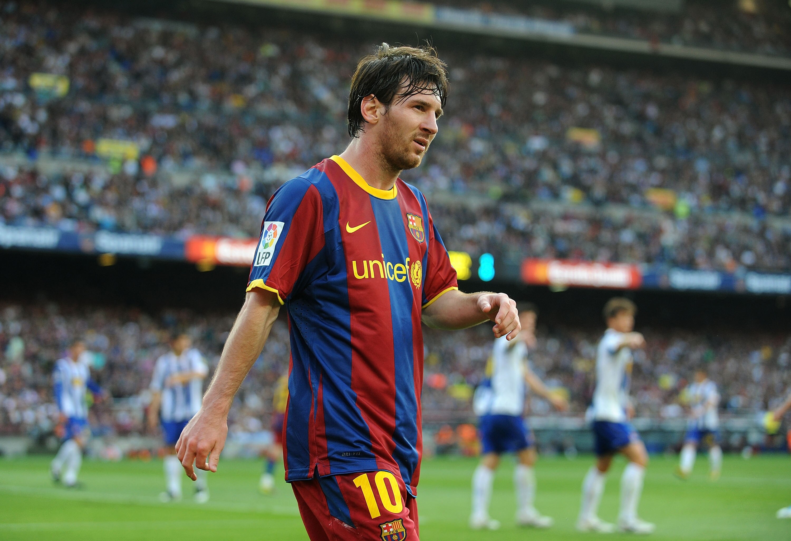 BARCELONA, SPAIN - MAY 08:  Lionel Messi of Barcelona waits for a corned kick to be taken during the La Liga match between Barcelona and Espanyol at Nou Camp on May 8, 2011 in Barcelona, Spain.  (Photo by Denis Doyle/Getty Images)