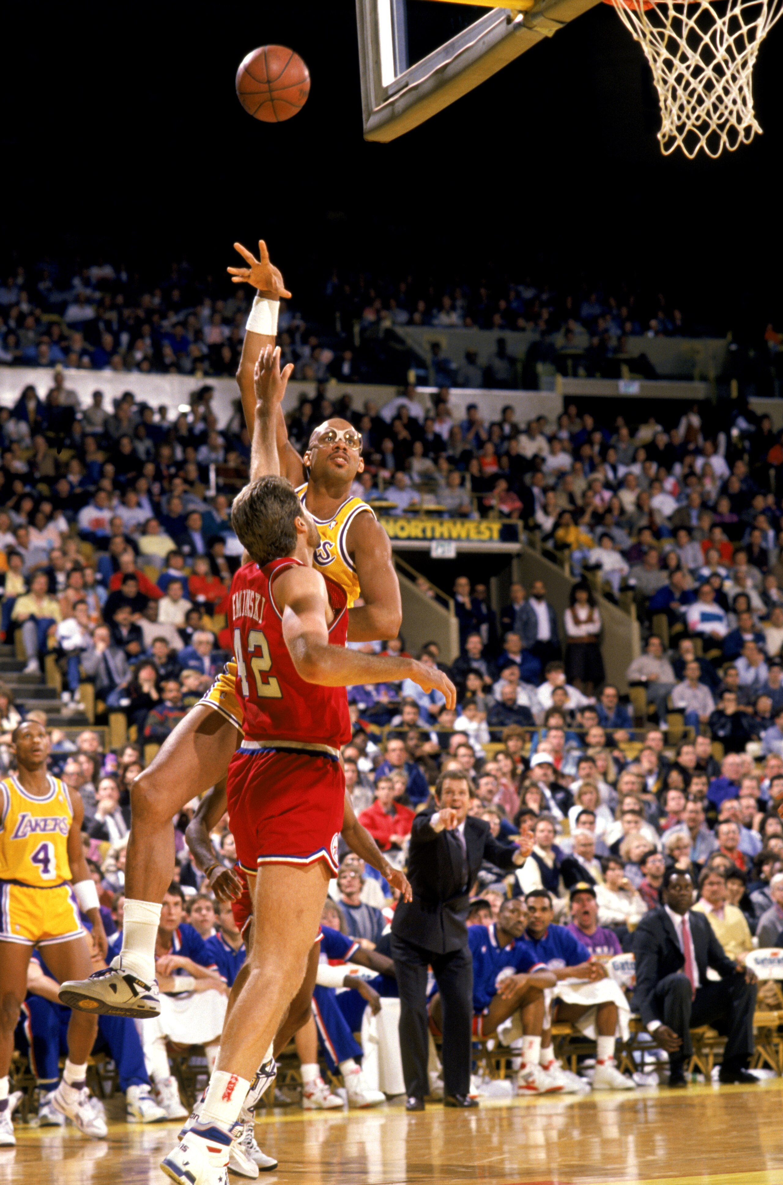 LOS ANGELES - 1988:  Kareem Abdul-Jabbar #33 of the Los Angeles Lakers shoots a hook shot during an NBA game against the Philadelphia 76ers at the Great Western Forum in Los Angeles, California in 1988. (Photo by Mike Powell/Getty Images)