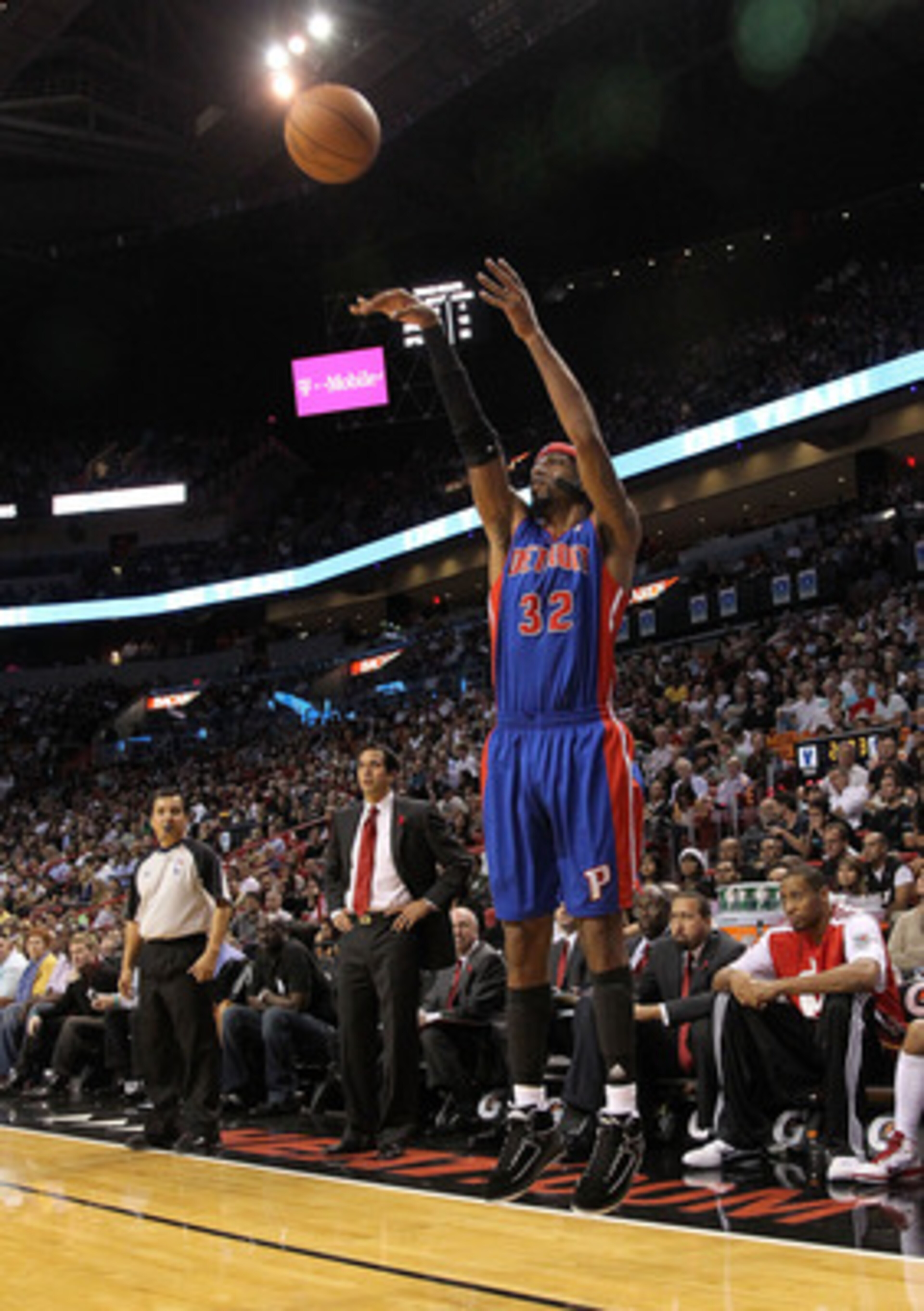 MIAMI, FL - DECEMBER 01: Richard Hamilton #32 of the Detroit Pistons shoots a jumpshot during a game against the Miami Heat at American Airlines Arena on December 1, 2010 in Miami, Florida. NOTE TO USER: User expressly acknowledges and agrees that, by do MIAMI, FL - DECEMBER 01: Richard Hamilton #32 of the Detroit Pistons shoots a jumpshot during a game against the Miami Heat at American Airlines Arena on December 1, 2010 in Miami, Florida. NOTE TO USER: User expressly acknowledges and agrees that, by do