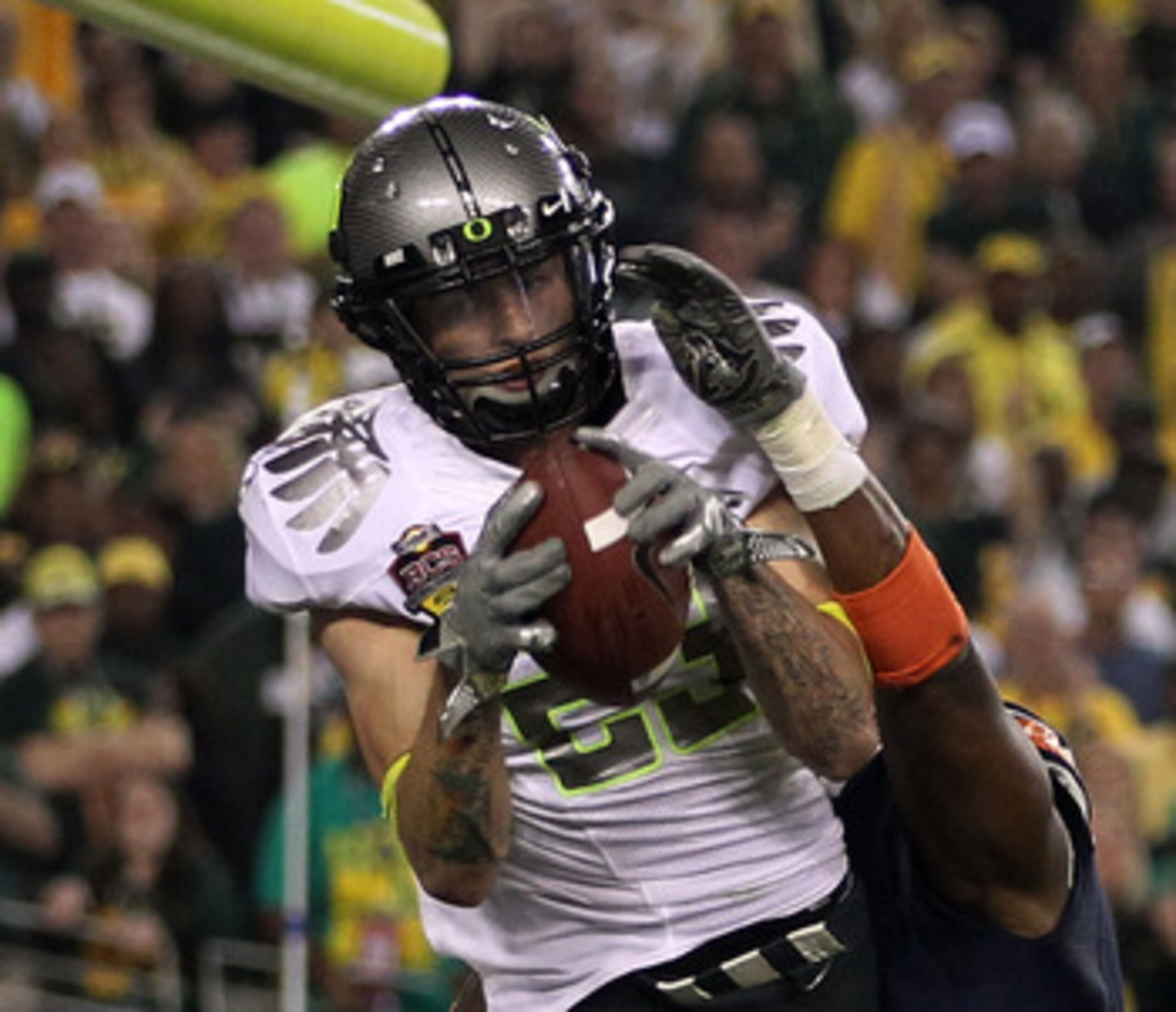 GLENDALE, AZ - JANUARY 10:  Jeff Maehl #23 of the Oregon Ducks catches a two-point conversion to tie the game late in the fourth quarter against Zac Etheridge #4 of the Auburn Tigers during the Tostitos BCS National Championship Game at University of Phoe