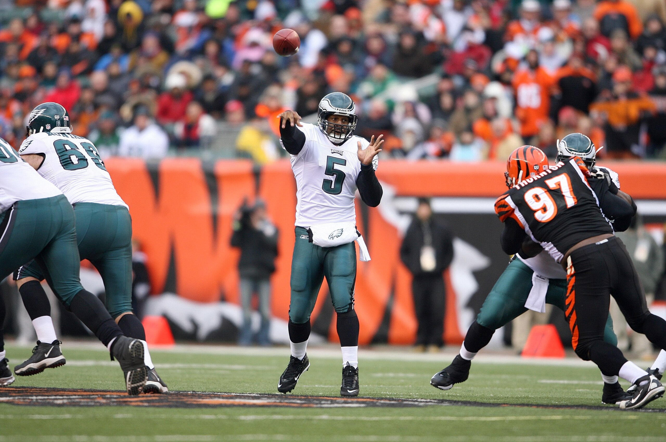 CINCINNATI - NOVEMBER 16:  Quarterback Donovan McNabb #5 of the Philadelphia Eagles passes the ball during the NFL game against the Cincinnati Bengals at Paul Brown Stadium on November 16, 2008 in Cincinnati, Ohio. The Eagles and Bengals played to a 13-13