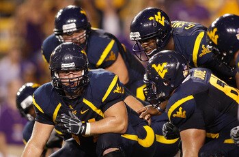 BATON ROUGE, LA - SEPTEMBER 25:  Quarterback Geno Smith #12 of the West Virginia Mountaineers in action against the Louisiana State University Tigers at Tiger Stadium on September 25, 2010 in Baton Rouge, Louisiana.  (Photo by Chris Graythen/Getty Images)