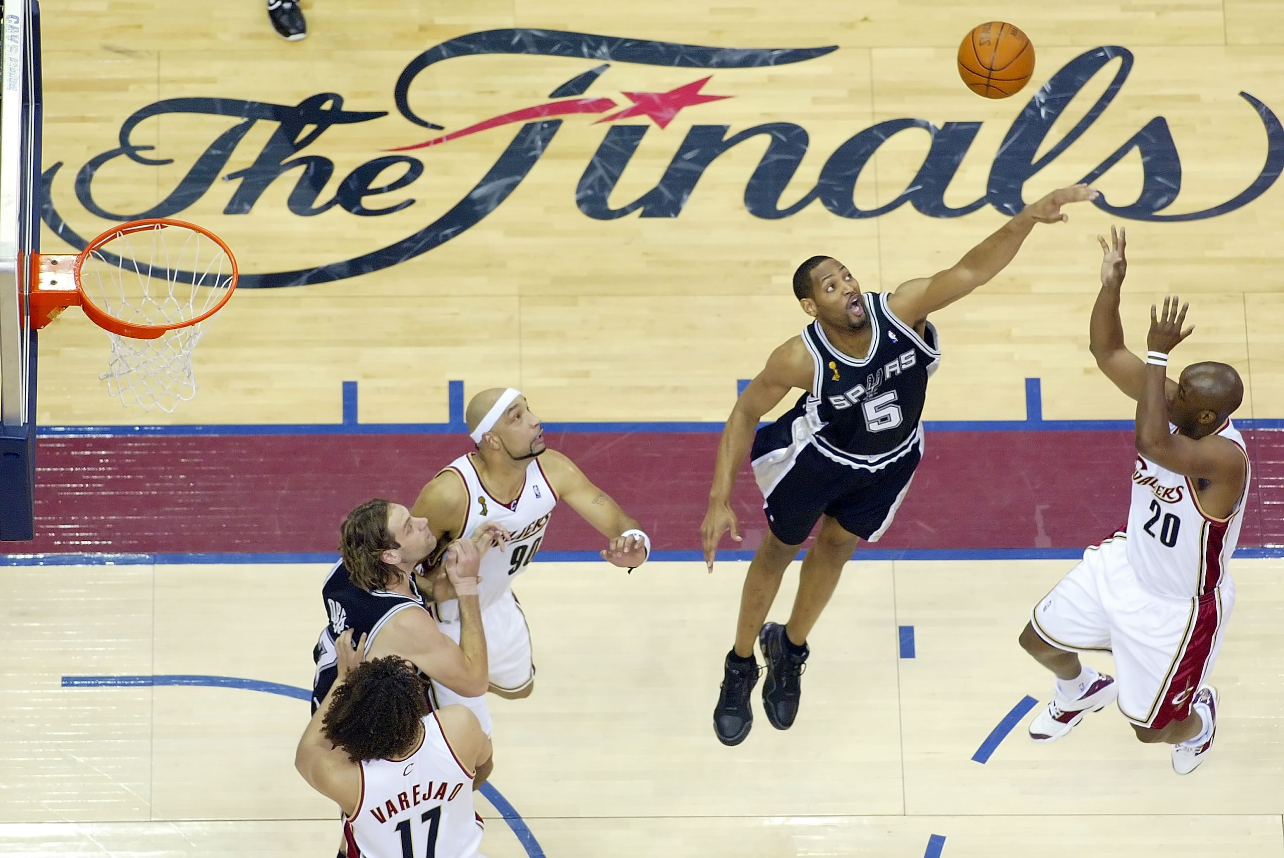 CLEVELAND - JUNE 14: Robert Horry #5 of the San Antonio Spurs tries to block the shot of Eric Snow #20 of the Cleveland Cavaliers in Game Four of the NBA Finals on June 14, 2007 at the Quicken Loans Arena in Cleveland, Ohio. NOTE TO USER: User expressly a
