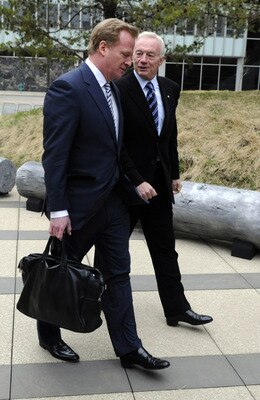 MINNEAPOLIS, MN - APRIL 19: NFL Commissioner Roger Goodell (L) and NFL owner Jerry Jones of the Dallas Cowboys arrive for court-ordered mediation at the U.S. Courthouse on April 19, 2011 in Minneapolis, Minnesota. Mediation was ordered after a hearing on