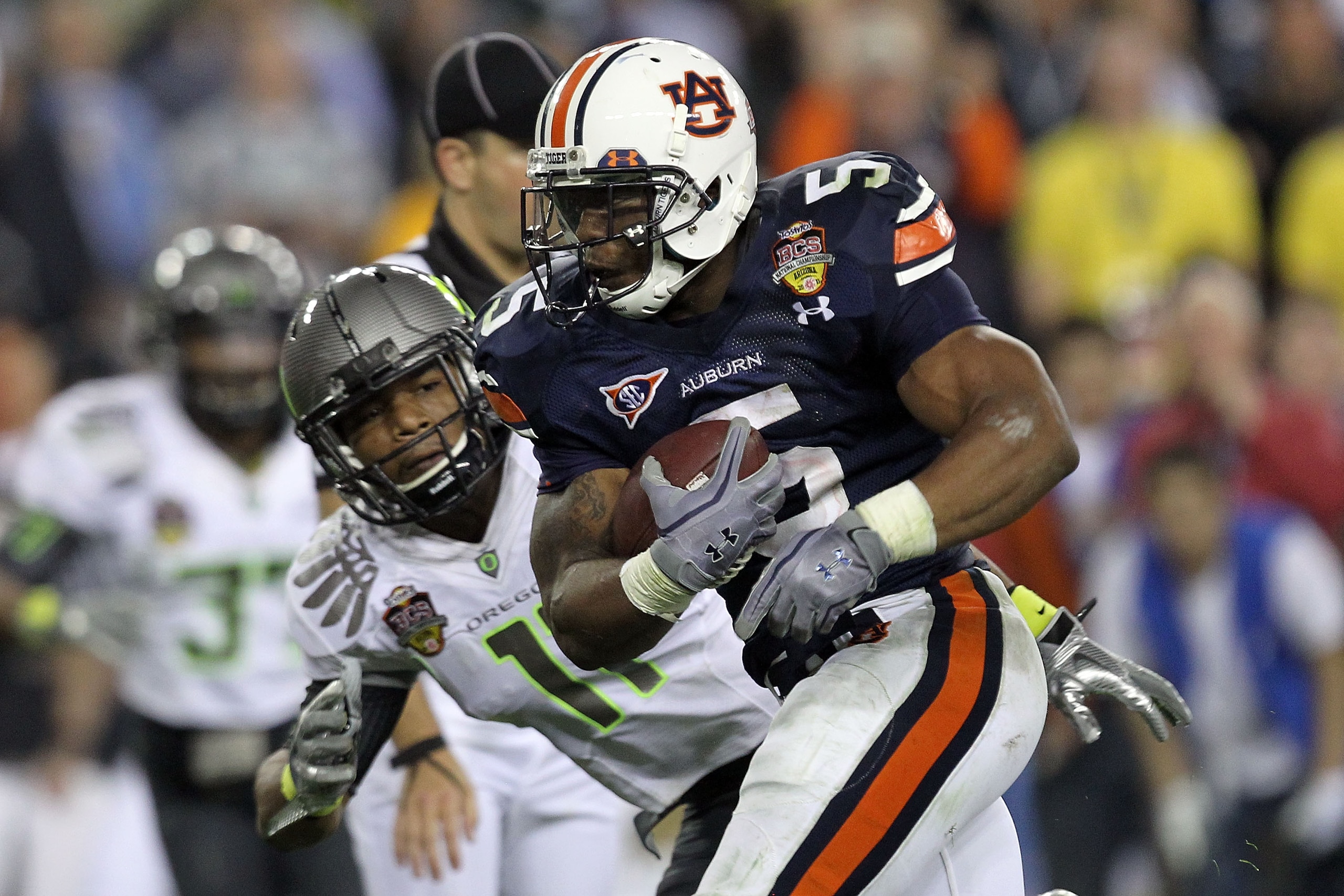 GLENDALE, AZ - JANUARY 10:  Michael Dyer #5 of the Auburn Tigers runs the ball for a 37-yards late in the fourth quarter during the Tostitos BCS National Championship Game at University of Phoenix Stadium on January 10, 2011 in Glendale, Arizona.  (Photo