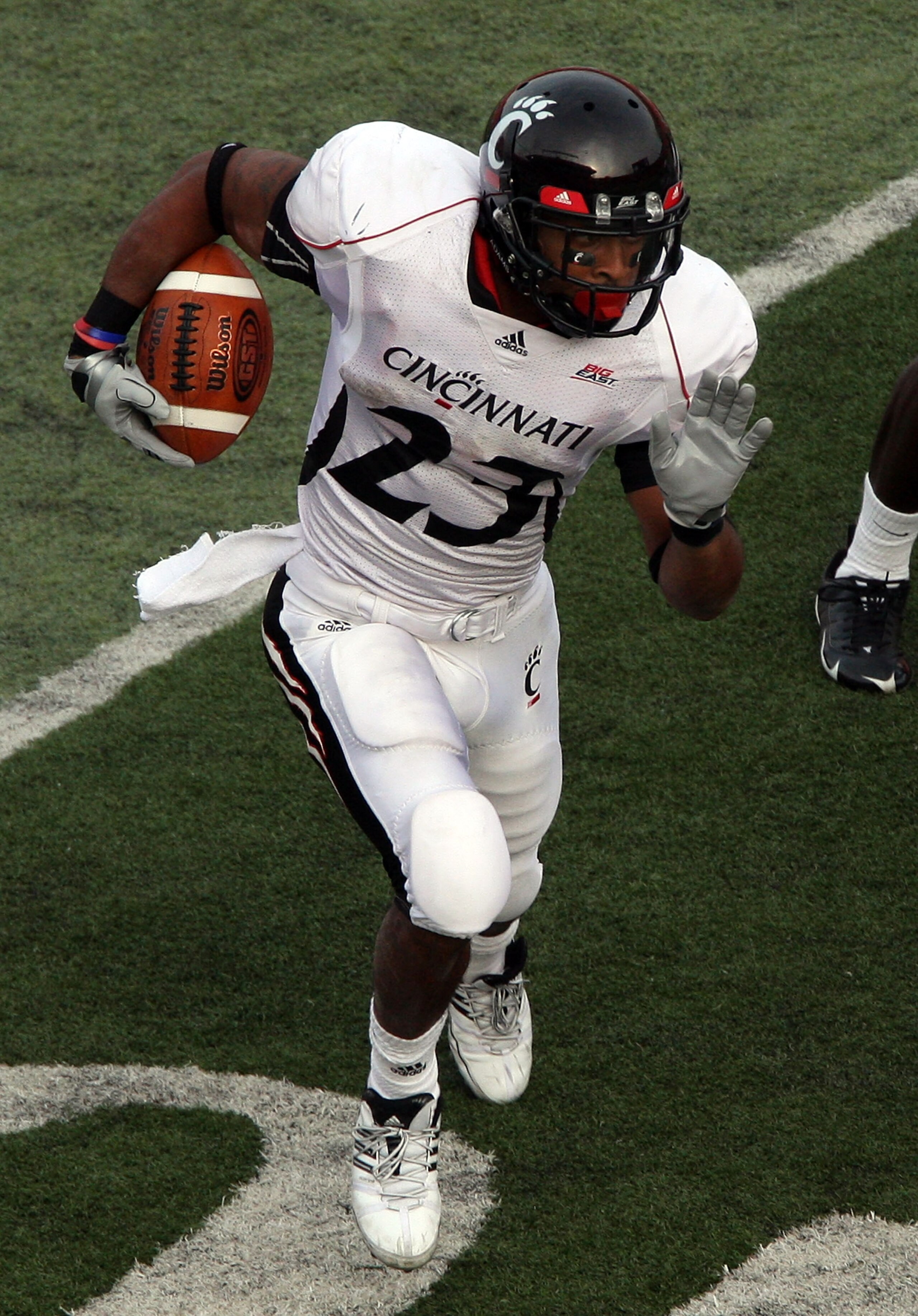 PISCATAWAY, NJ - SEPTEMBER 07:  Isaiah Pead #23 of the Cincinnati Bearcats runs the ball against the Rutgers Scarlet Knights enroute to a touchdown at Rutgers Stadium on September 7, 2009 in Piscataway, New Jersey.   by Jim McIsaac/Getty Images)  (Photo b
