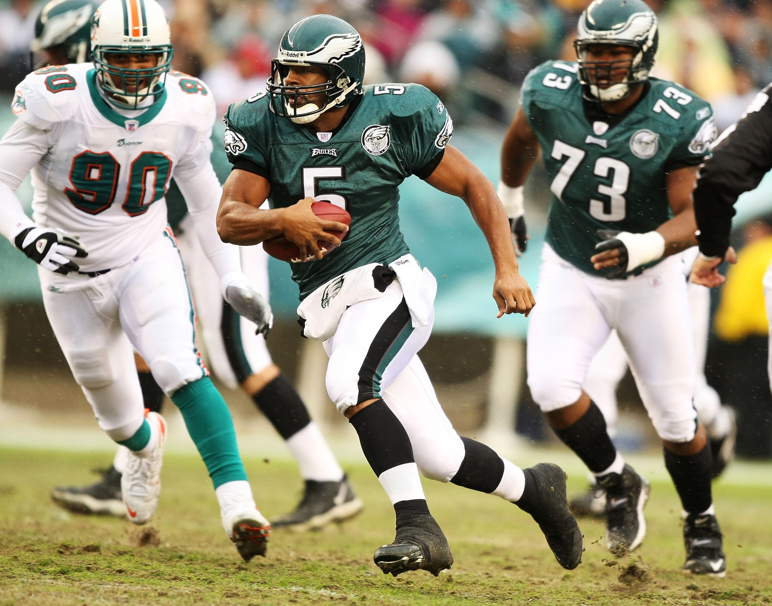 PHILADELPHIA - NOVEMBER 18:  Donovan McNabb #5 of the Philadelphia Eagles scrambles against the Miami Dolphins on November 18, 2007 at Lincoln Financial Field in Philadelphia, Pennsylvania.  (Photo by Al Bello/Getty Images)