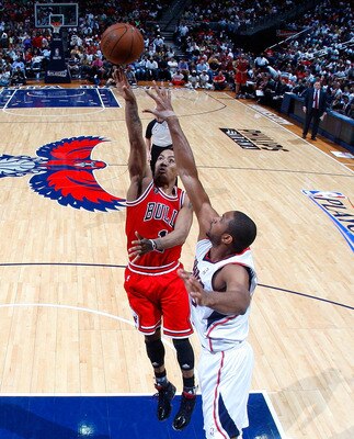 ATLANTA, GA - MAY 08:  Derrick Rose #1 of the Chicago Bulls shoots over Al Horford #15 of the Atlanta Hawks in Game Four of the Eastern Conference Semifinals in the 2011 NBA Playoffs at Phillips Arena on May 8, 2011 in Atlanta, Georgia.  NOTE TO USER: Use