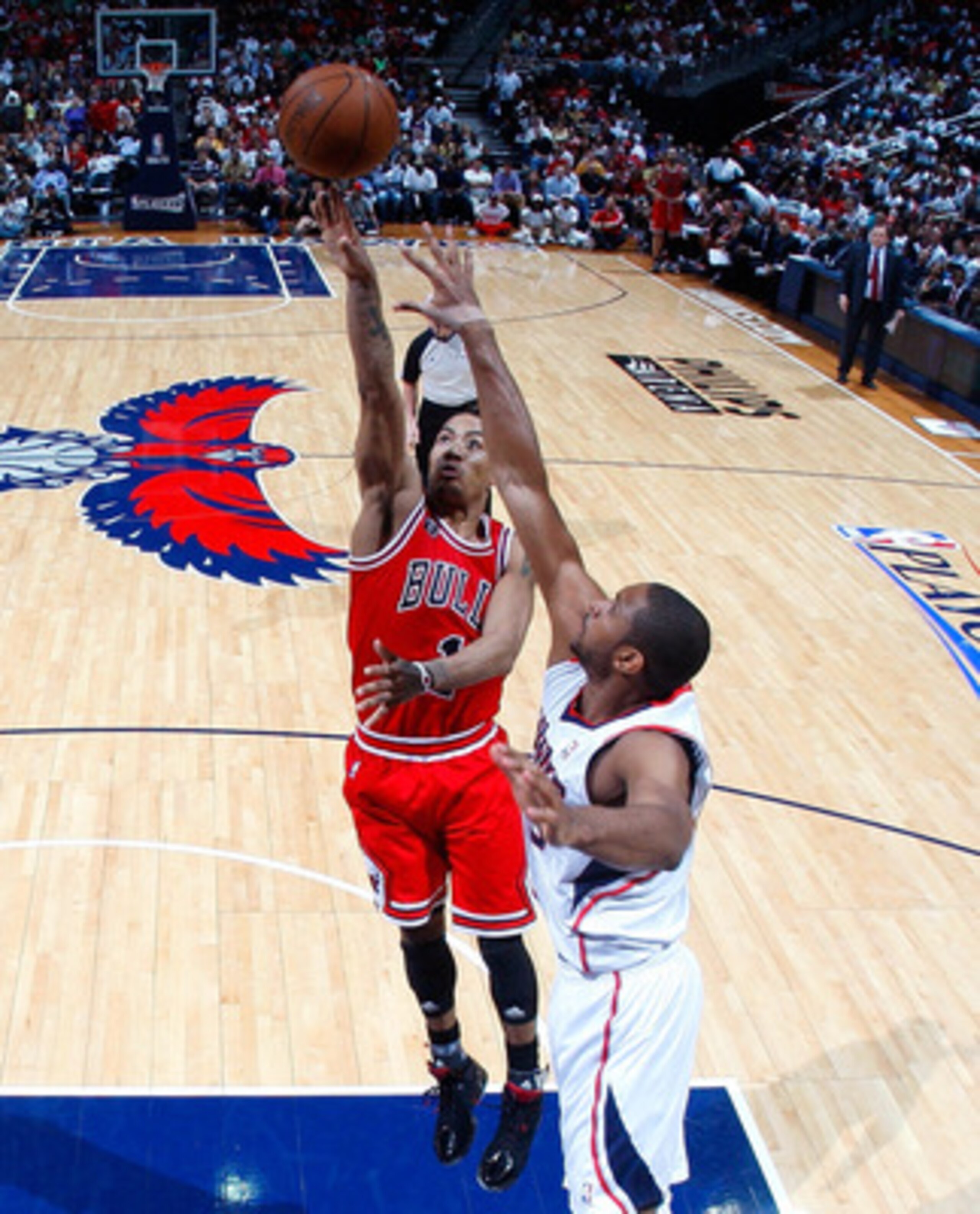 ATLANTA, GA - MAY 08:  Derrick Rose #1 of the Chicago Bulls shoots over Al Horford #15 of the Atlanta Hawks in Game Four of the Eastern Conference Semifinals in the 2011 NBA Playoffs at Phillips Arena on May 8, 2011 in Atlanta, Georgia.  NOTE TO USER: Use