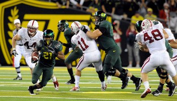 EUGENE, OR - OCTOBER 2: Running back LaMichael James #21 of the Oregon Ducks breaks into the open as linebacker Chase Thomas #44, linebacker Shane Skov #11 and linebacker Owen Merecic #48 of the Stanford Cardinal try to catch him during the third quarter