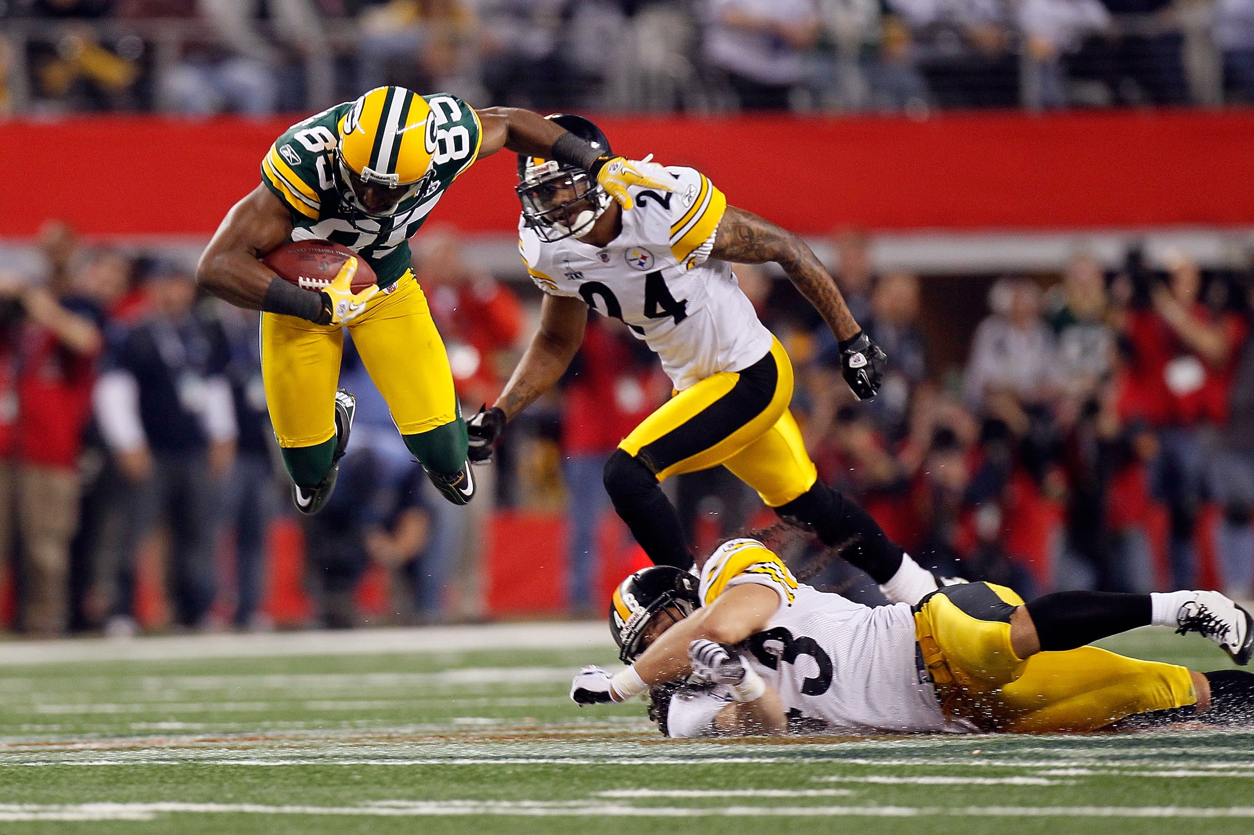 ARLINGTON, TX - FEBRUARY 06: Greg Jennings #85 of the Green Bay Packers catches a 31 yard pass in the fourth quarter against the Pittsburgh Steelers during Super Bowl XLV at Cowboys Stadium on February 6, 2011 in Arlington, Texas.  (Photo by Kevin C. Cox/