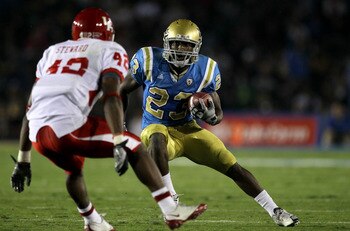 PASADENA, CA - SEPTEMBER 18:  Running back Johnathan Franklin #23 of the UCLA Bruins carries the ball against linebacker Phillip Steward #42 of the Houston Cougars in the second quarter at the Rose Bowl on September 18, 2010 in Pasadena, California.  UCLA
