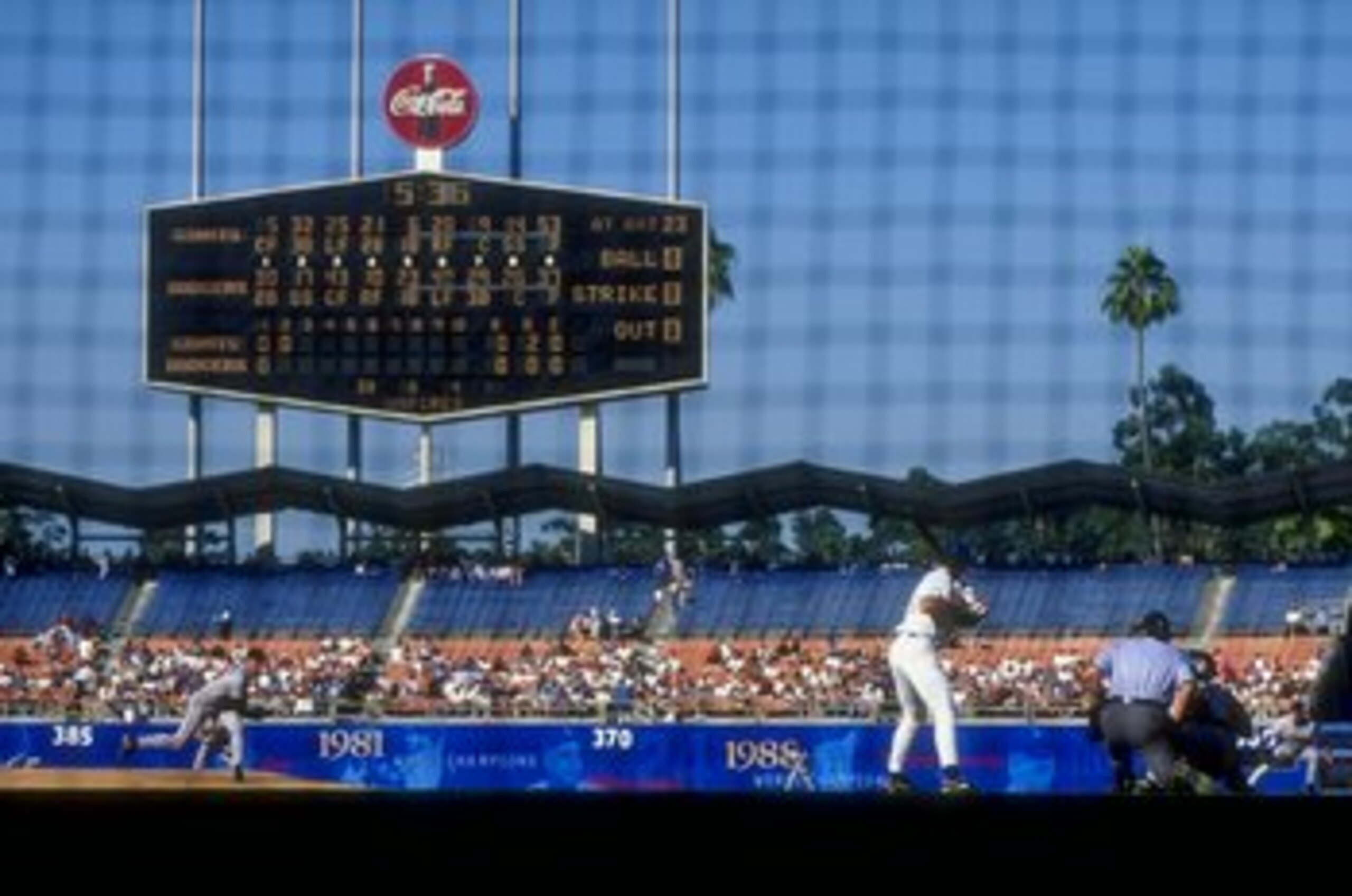 15 Jul 1998: Pitcher Orel Hershiser #53 of the San Francisco Giants pitches to infielder Eric Karras #23 of the Los Angeles Dodgers during the game at Dodger Stadium in Los Angeles, California. The Giants defeated the Dodgers 5-3.