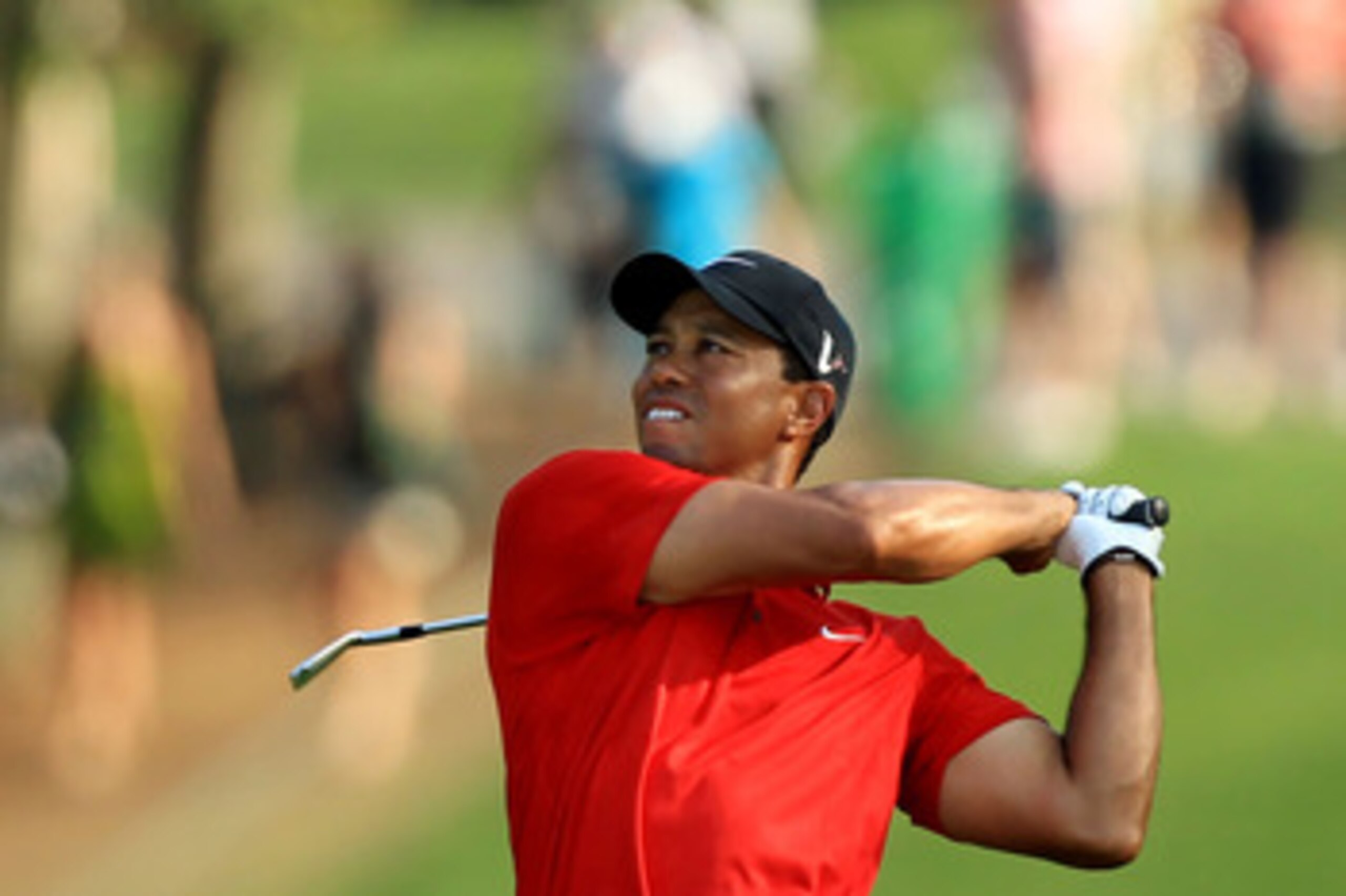 AUGUSTA, GA - APRIL 10:  Tiger Woods hits a shot during the final round of the 2011 Masters Tournament on April 10, 2011 in Augusta, Georgia.  (Photo by David Cannon/Getty Images)