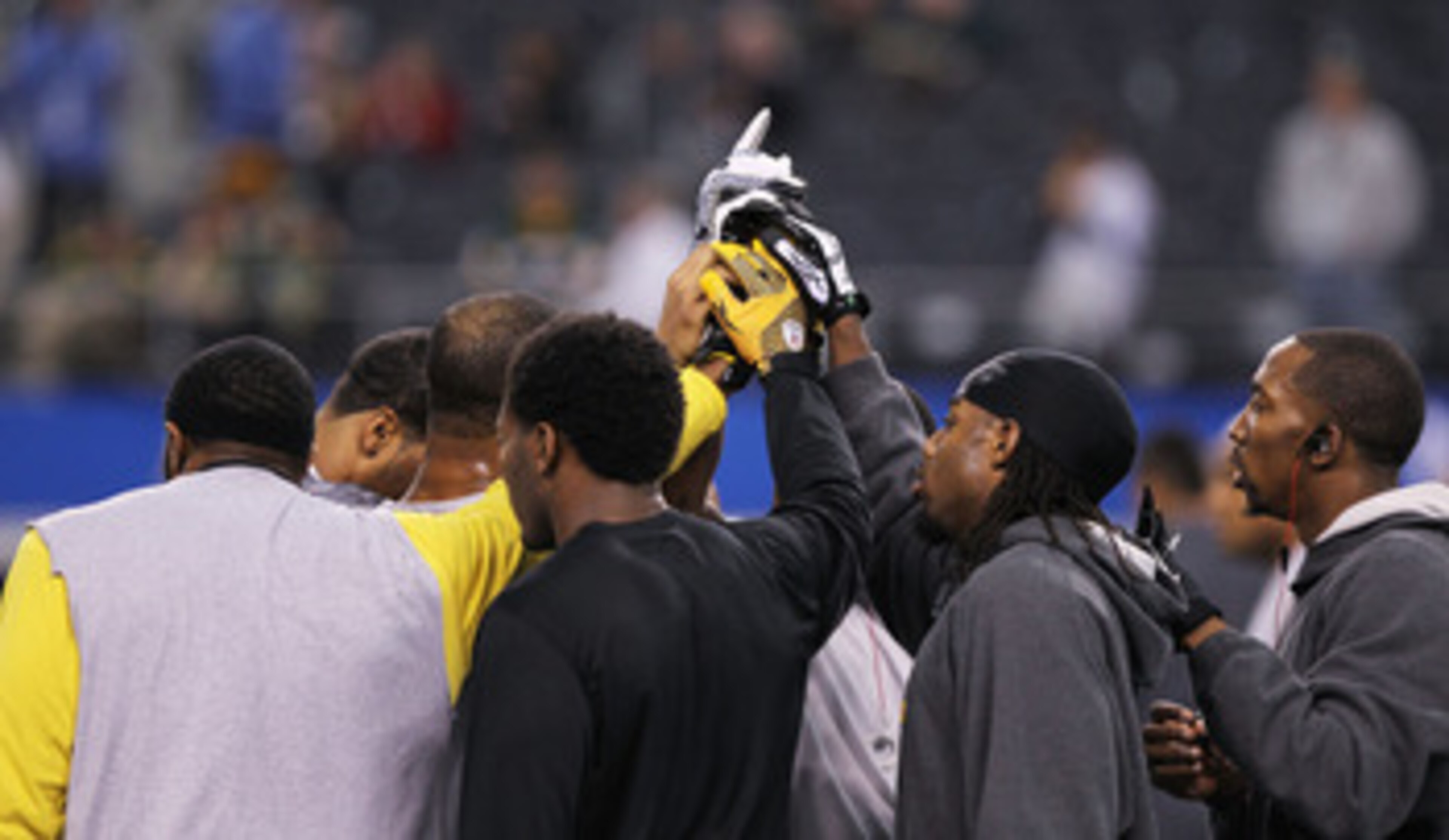 ARLINGTON, TX - FEBRUARY 06:  Members of the Pittsburgh Steelers huddle before taking on the Green Bay Packers during Super Bowl XLV at Cowboys Stadium on February 6, 2011 in Arlington, Texas.  (Photo by Doug Pensinger/Getty Images)