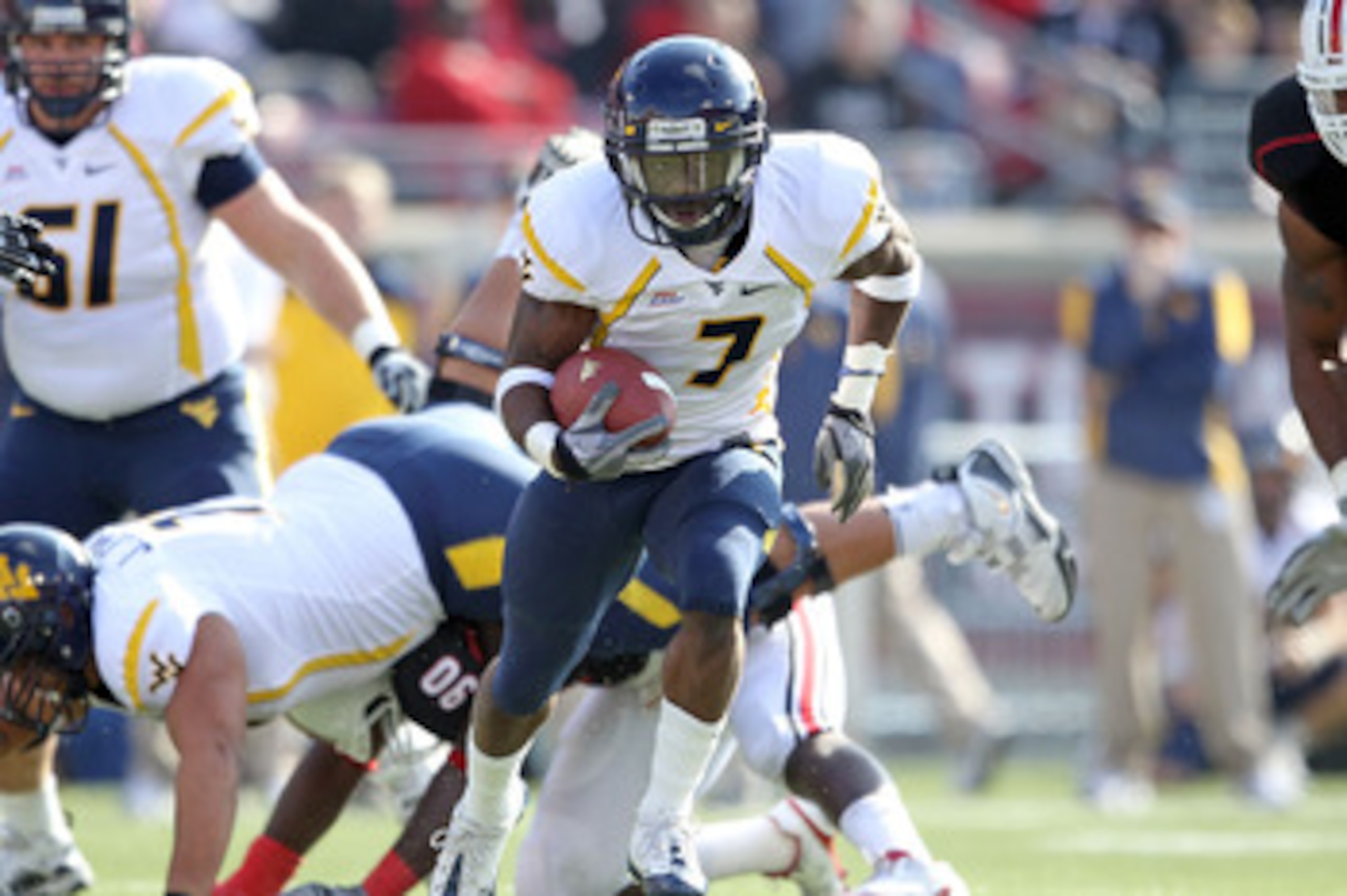 LOUISVILLE, KY - NOVEMBER 20:  Noel Devine #7 of the West Virginia Mountaineers runs with the ball during the Big East Conference game against the Louisville Cardinals at Papa John's Cardinal Stadium on November 20, 2010 in Louisville, Kentucky.  (Photo b