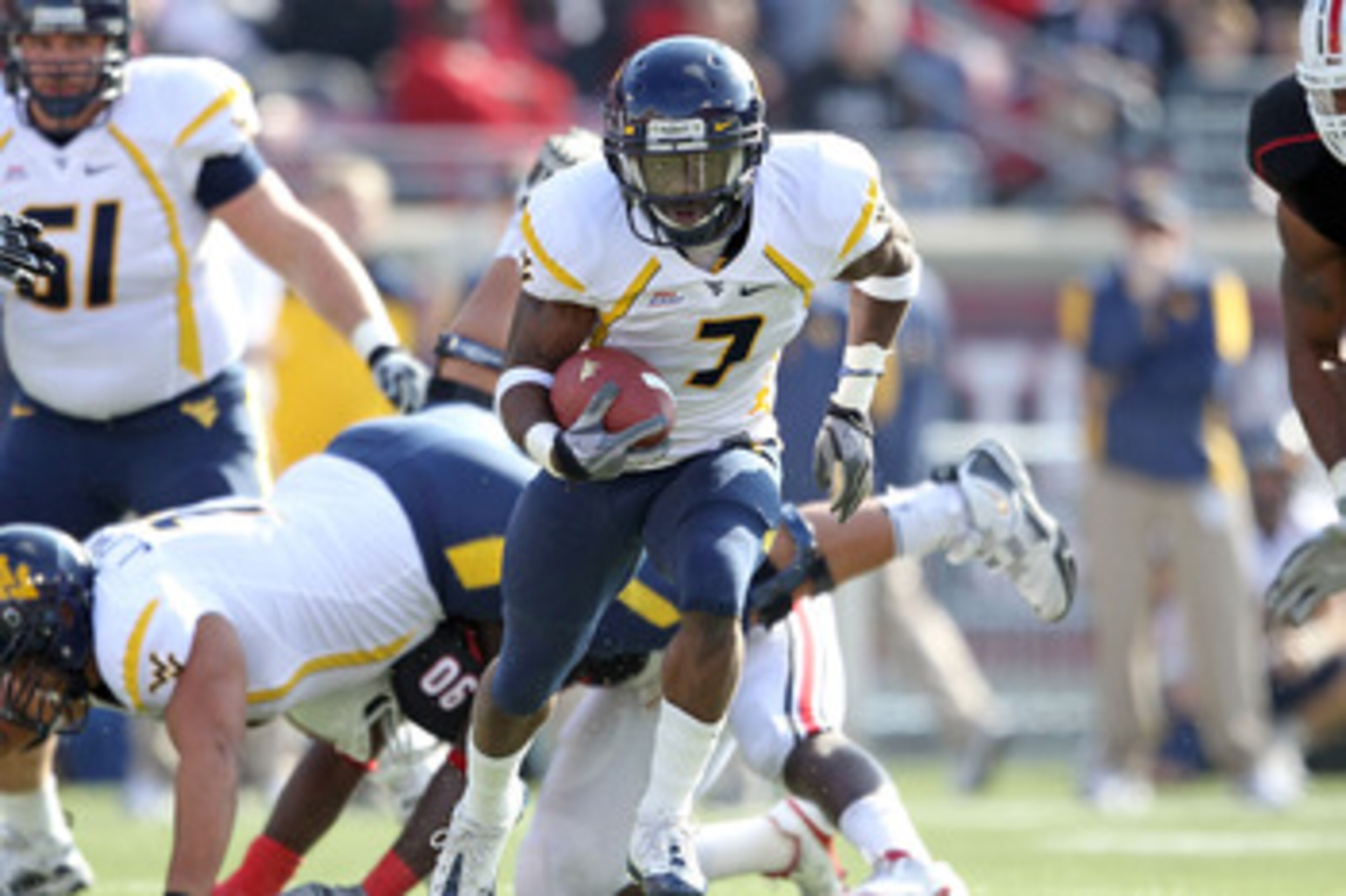 LOUISVILLE, KY - NOVEMBER 20:  Noel Devine #7 of the West Virginia Mountaineers runs with the ball during the Big East Conference game against the Louisville Cardinals at Papa John's Cardinal Stadium on November 20, 2010 in Louisville, Kentucky.  (Photo b