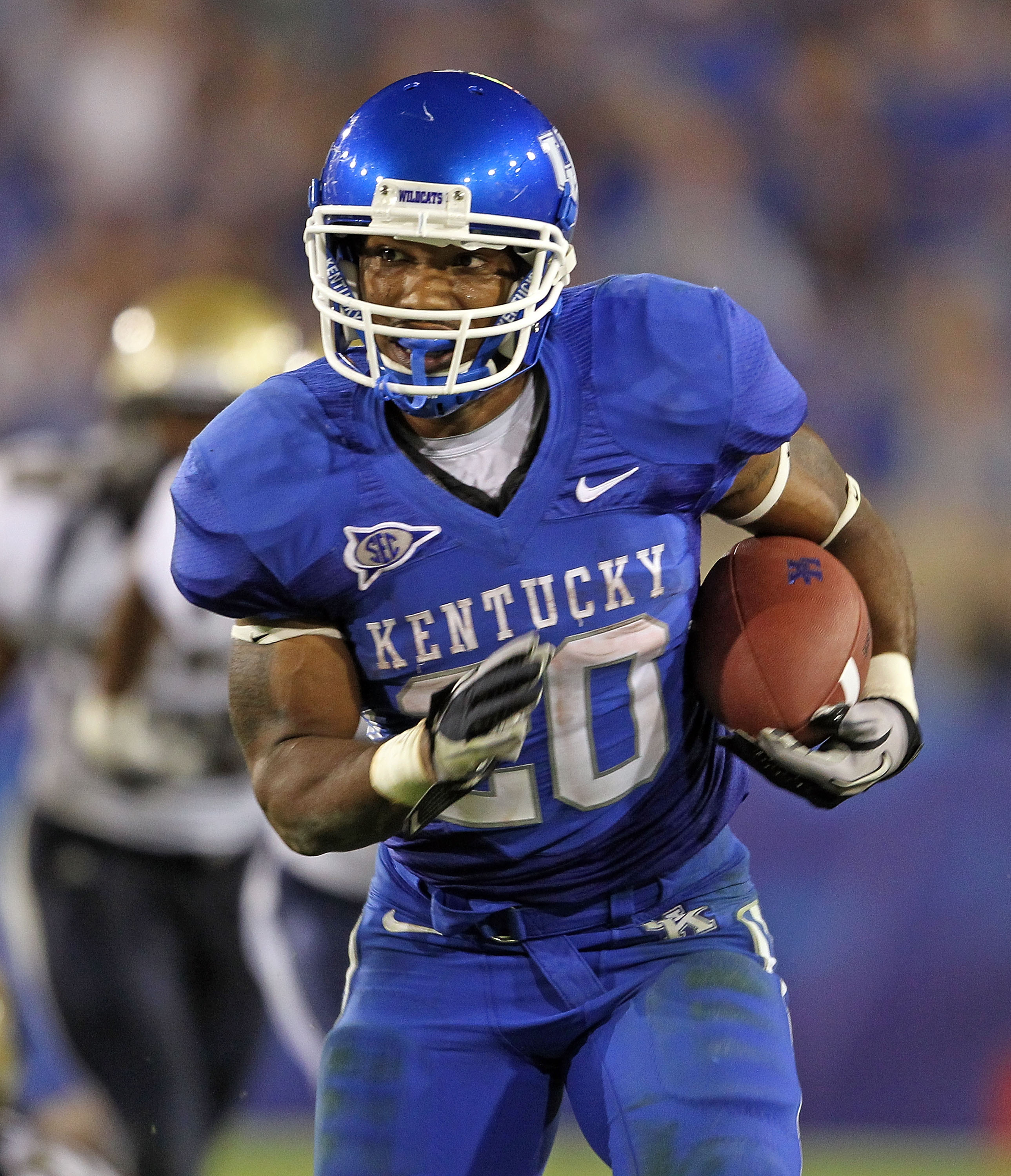 LEXINGTON, KY - SEPTEMBER 18:  Derrick Locke #20 of the Kentucky Wildcats runs with the ball during the game against the Akron Zips at Commonwealth Stadium on September 18, 2010 in Lexington, Kentucky.  (Photo by Andy Lyons/Getty Images)