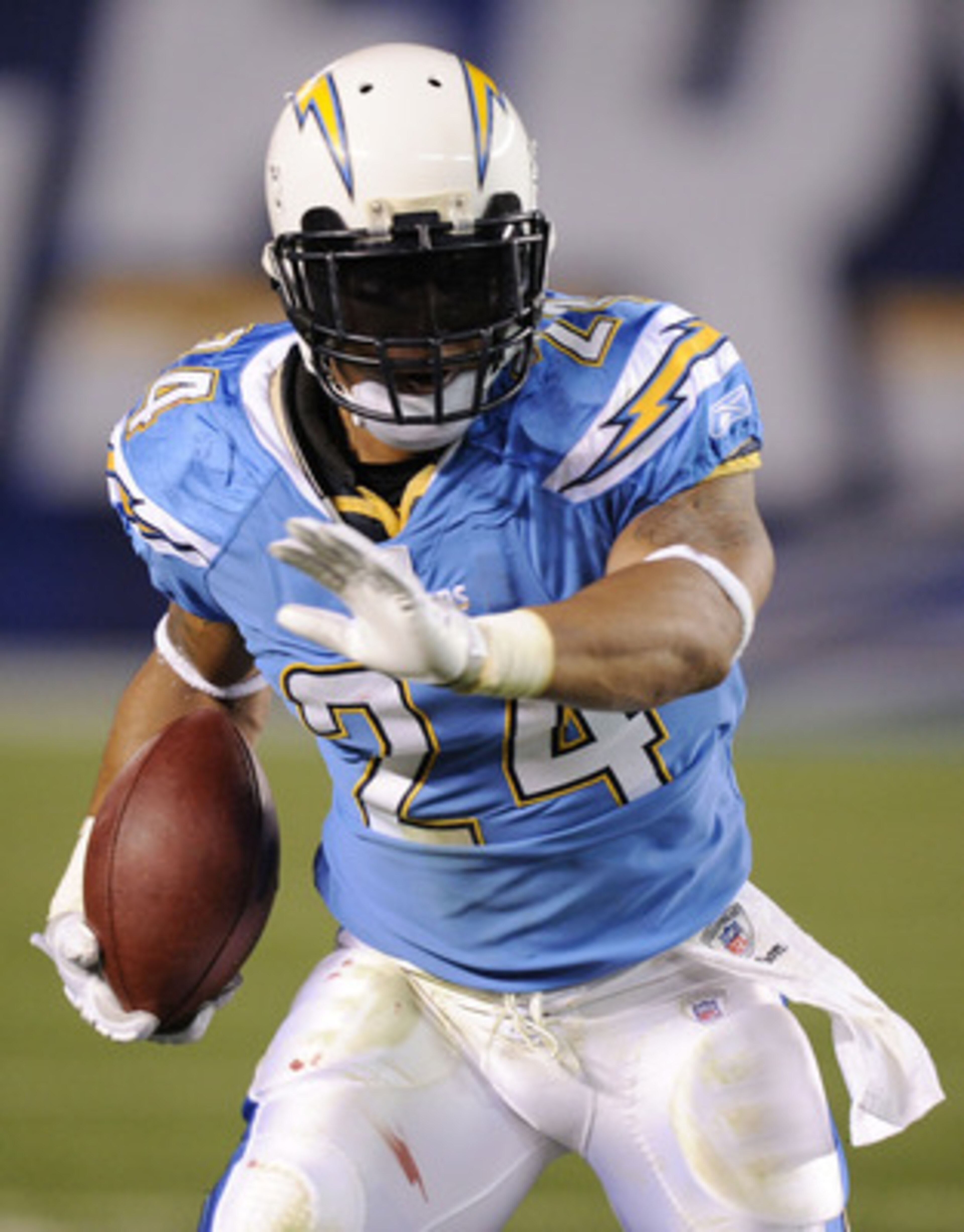 SAN DIEGO, CA - DECEMBER 16:  Running back Ryan Mathews #24 of the San Diego Chargers rushes with the ball against the San Francisco 49ers at Qualcomm Stadium on December 16, 2010 in San Diego, California.  (Photo by Harry How/Getty Images)