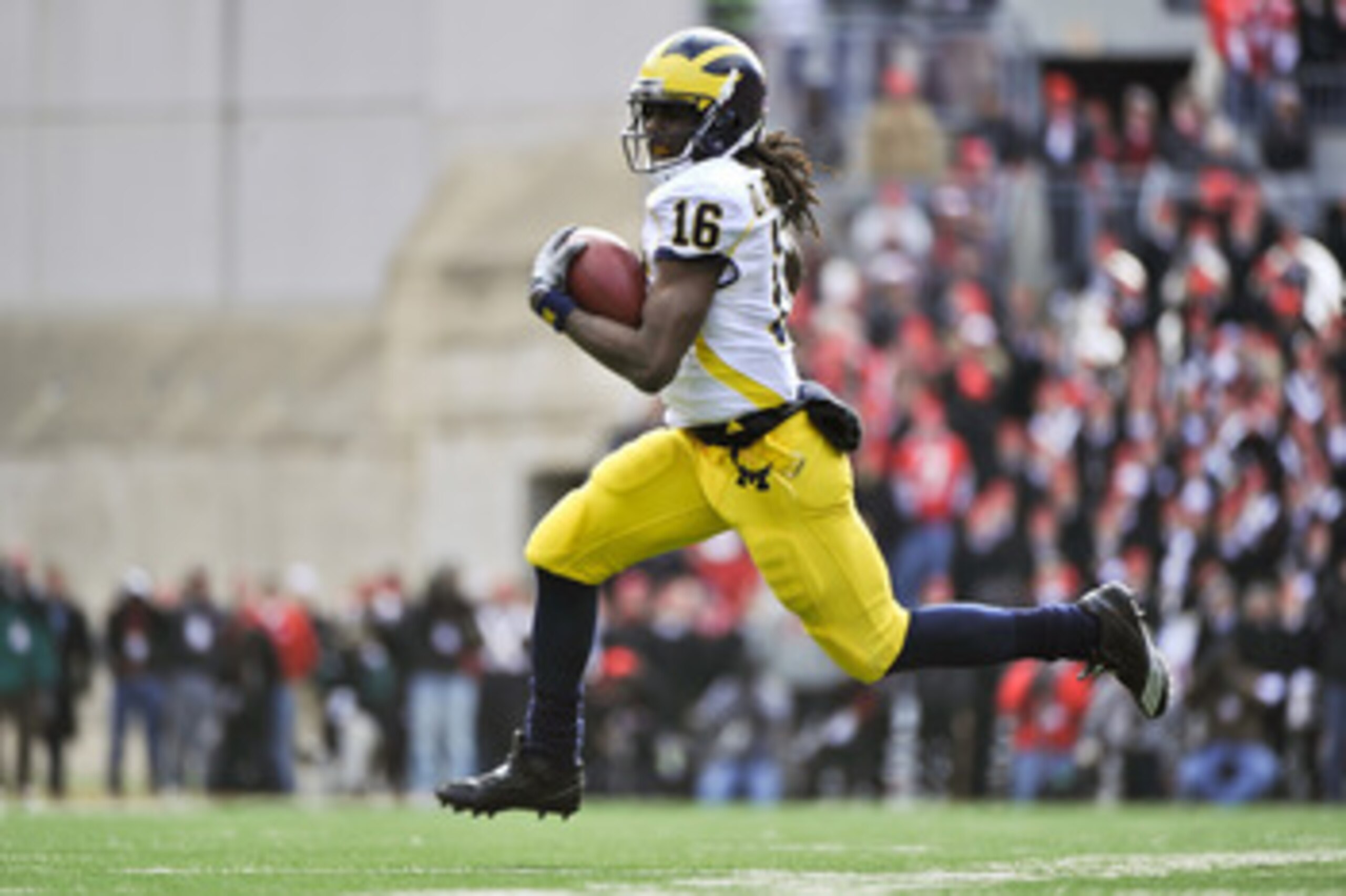 COLUMBUS, OH - NOVEMBER 27: Quarterback Denard Robinson #16 of the Michigan Wolverines runs with the ball against the Ohio State Buckeyes at Ohio Stadium on November 27, 2010 in Columbus, Ohio. (Photo by Jamie Sabau/Getty Images) COLUMBUS, OH - NOVEMBER 27: Quarterback Denard Robinson #16 of the Michigan Wolverines runs with the ball against the Ohio State Buckeyes at Ohio Stadium on November 27, 2010 in Columbus, Ohio. (Photo by Jamie Sabau/Getty Images)