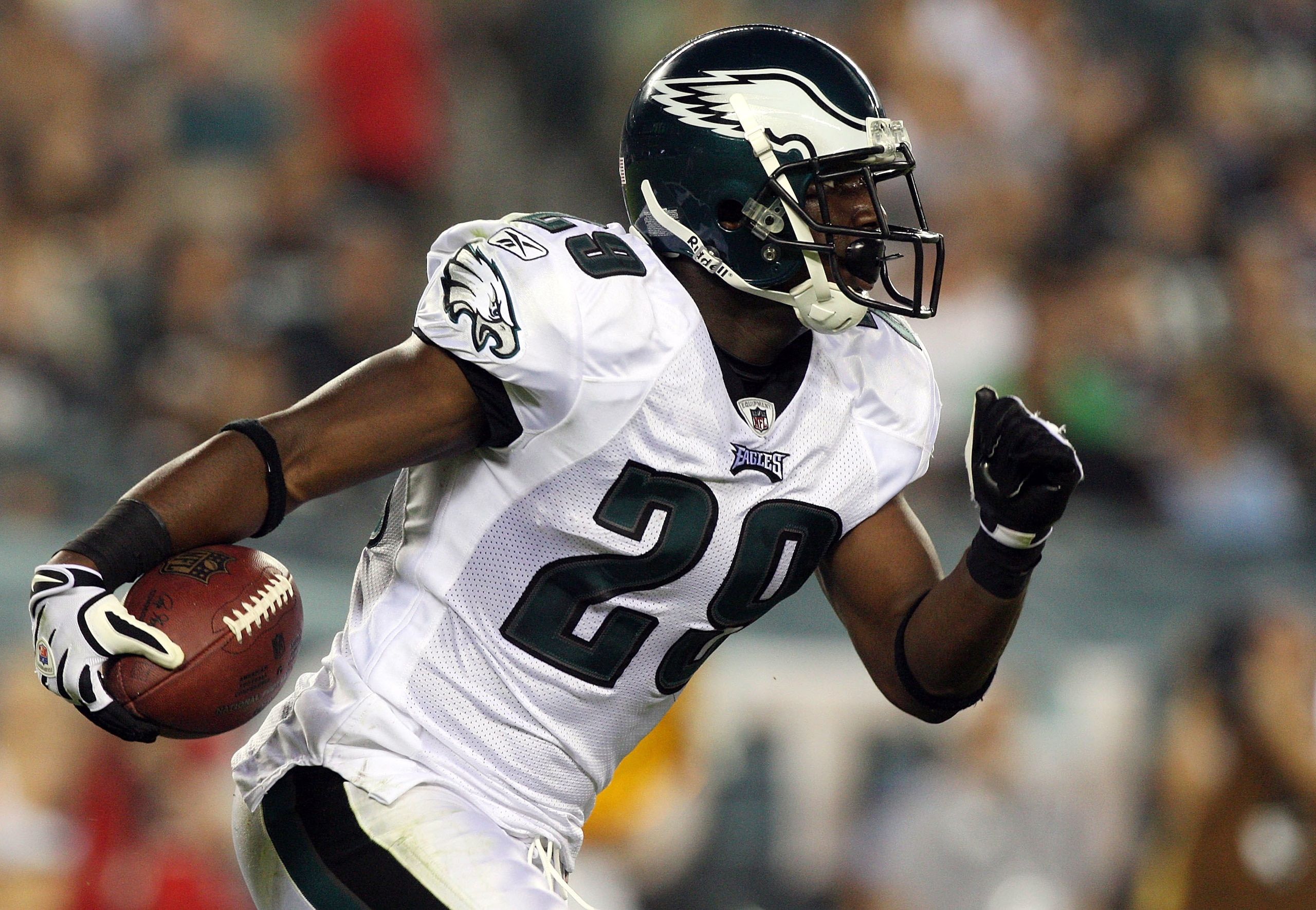 PHILADELPHIA - AUGUST 13:  LeSean McCoy #29 of the Philadelphia Eagles runs the ball against the New England Patriots on August 13, 2009 at Lincoln Financial Field in Philadelphia, Pennsylvania.  (Photo by Jim McIsaac/Getty Images)