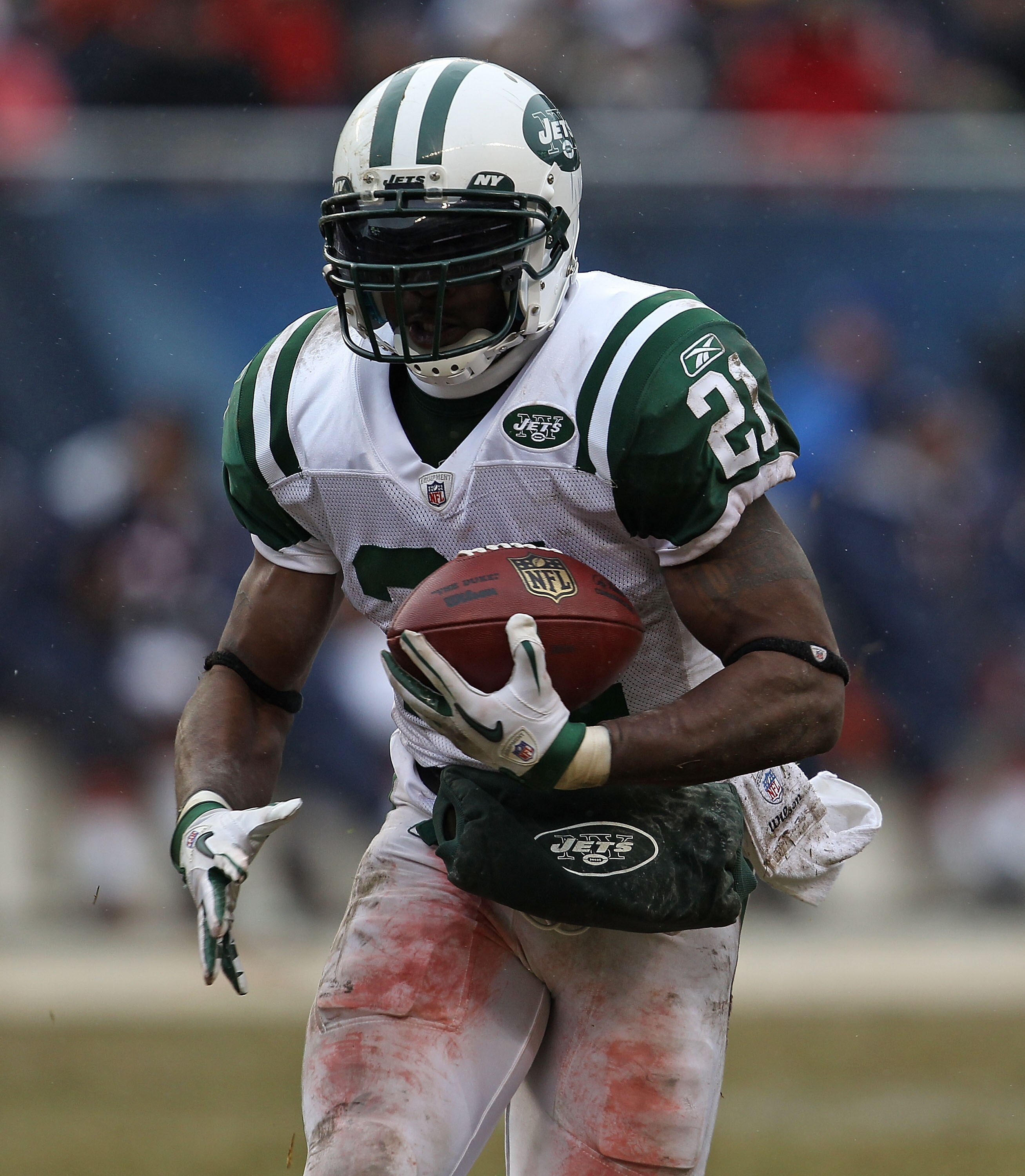 CHICAGO, IL - DECEMBER 26: LaDainian Thomlinson #21 of the New York Jets runs against the Chicago Bears at Soldier Field on December 26, 2010 in Chicago, Illinois. The Bears defeated the Jets 38-34.  (Photo by Jonathan Daniel/Getty Images)
