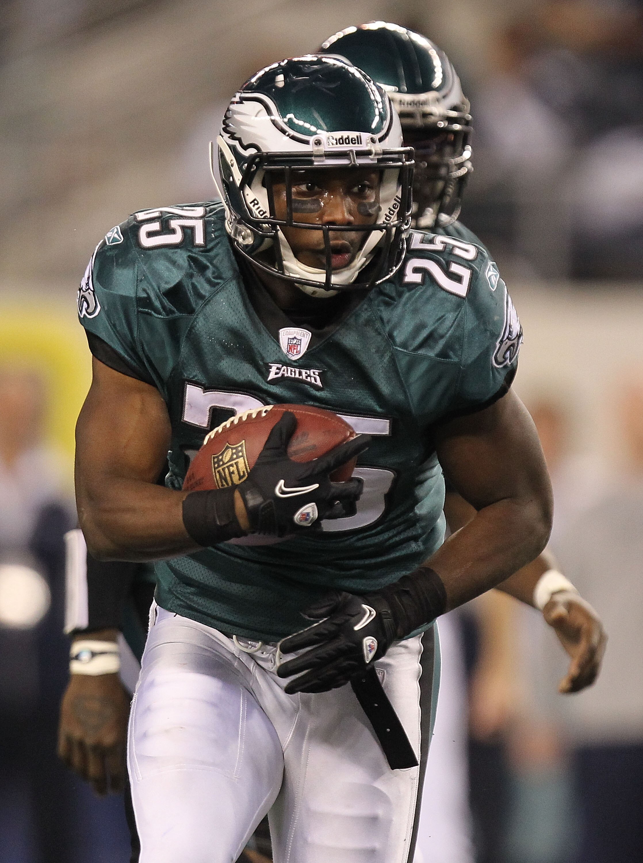 ARLINGTON, TX - DECEMBER 12:  LeSean McCoy #25 of the Philadelphia Eagles at Cowboys Stadium on December 12, 2010 in Arlington, Texas.  (Photo by Ronald Martinez/Getty Images)