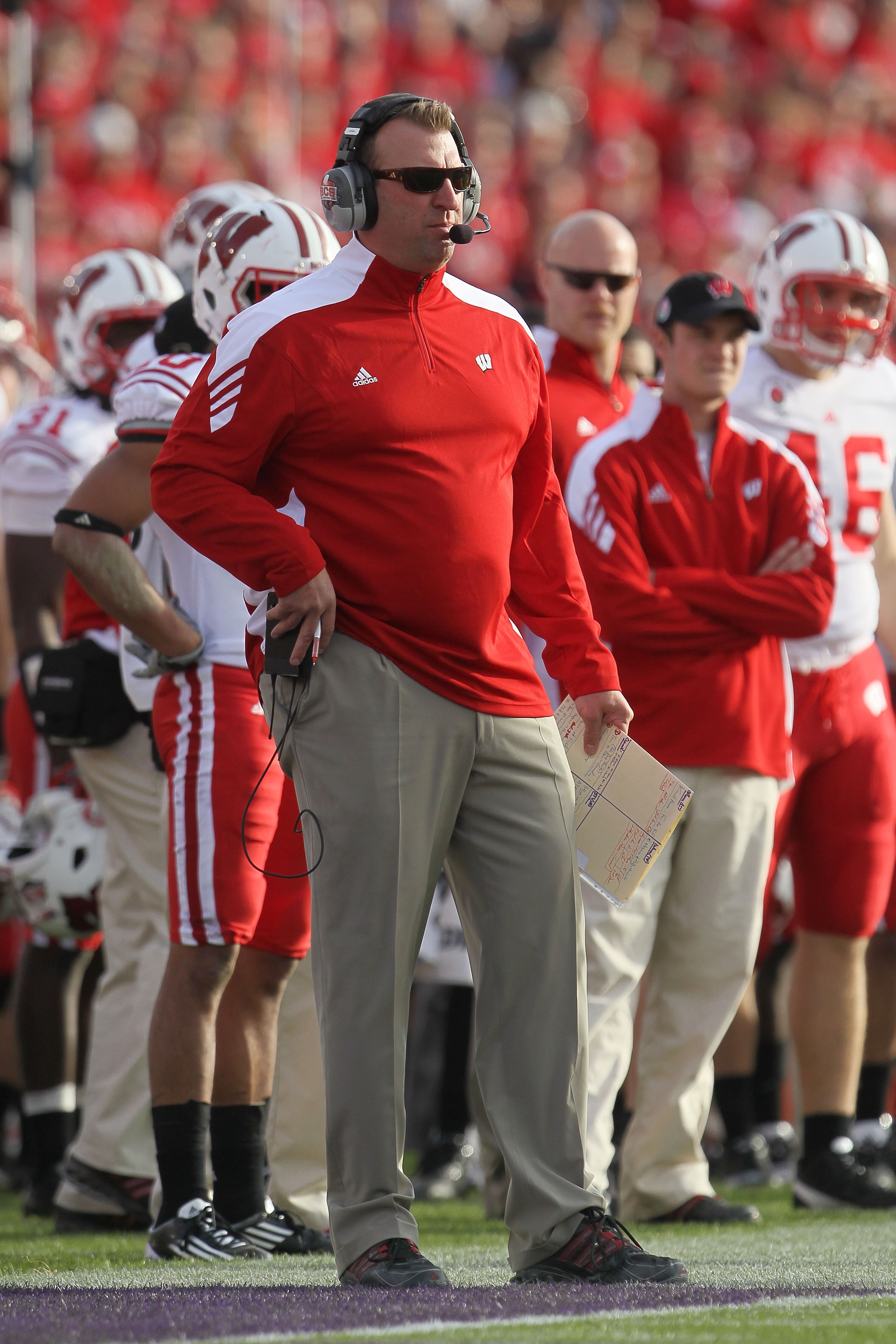 PASADENA, CA - JANUARY 01:  Head coach Bret Bielema of the Wisconsin Badgers stands on the sidelines against the TCU Horned Frogs during the 97th Rose Bowl game on January 1, 2011 in Pasadena, California.  (Photo by Jeff Gross/Getty Images)