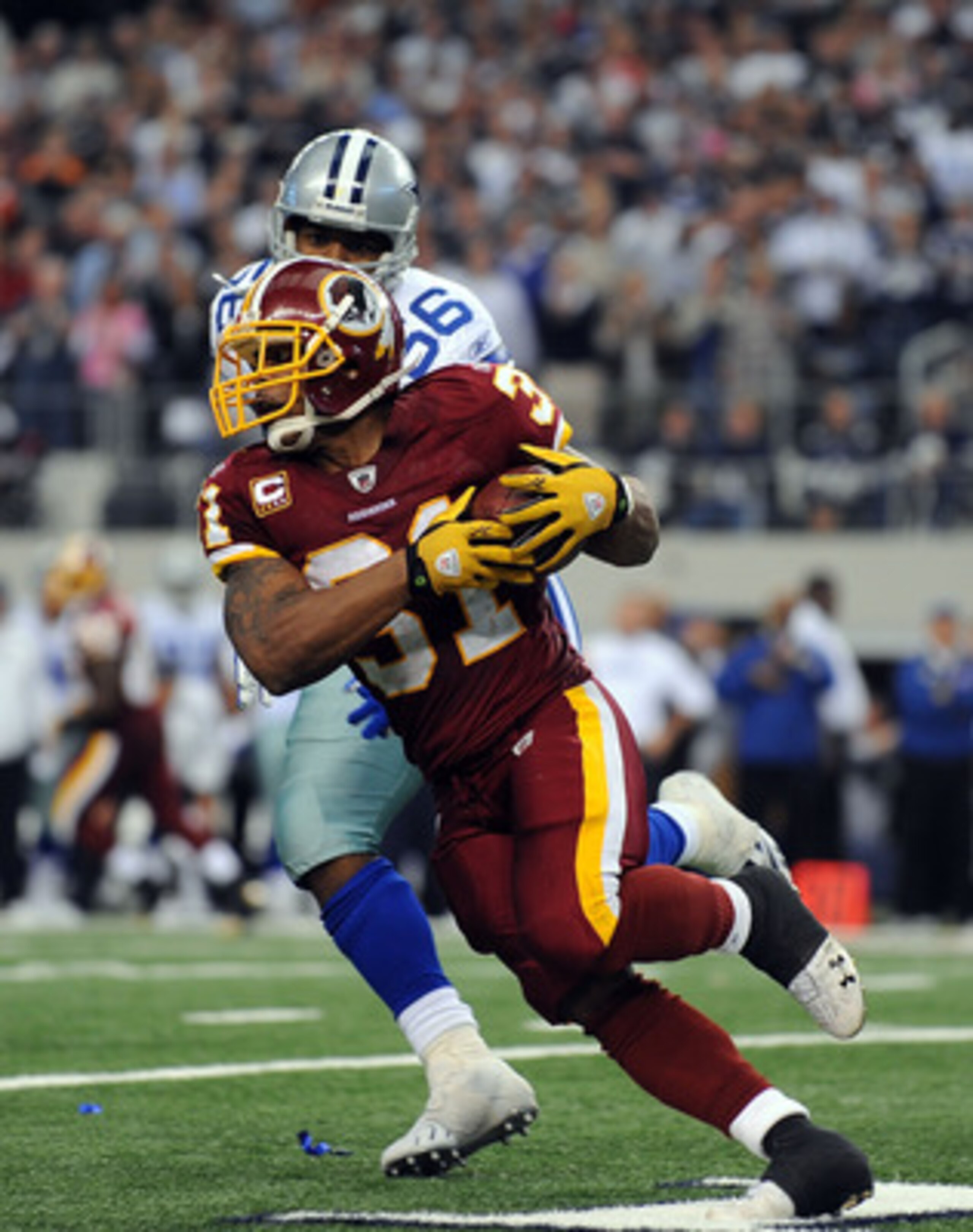 ARLINGTON, TX - NOVEMBER 22:  Running back Rock Cartwright #31 of the Washington Redskins runs the ball against Bradie James #56 of the Dallas Cowboys at Cowboys Stadium on November 22, 2009 in Arlington, Texas.  (Photo by Ronald Martinez/Getty Images)