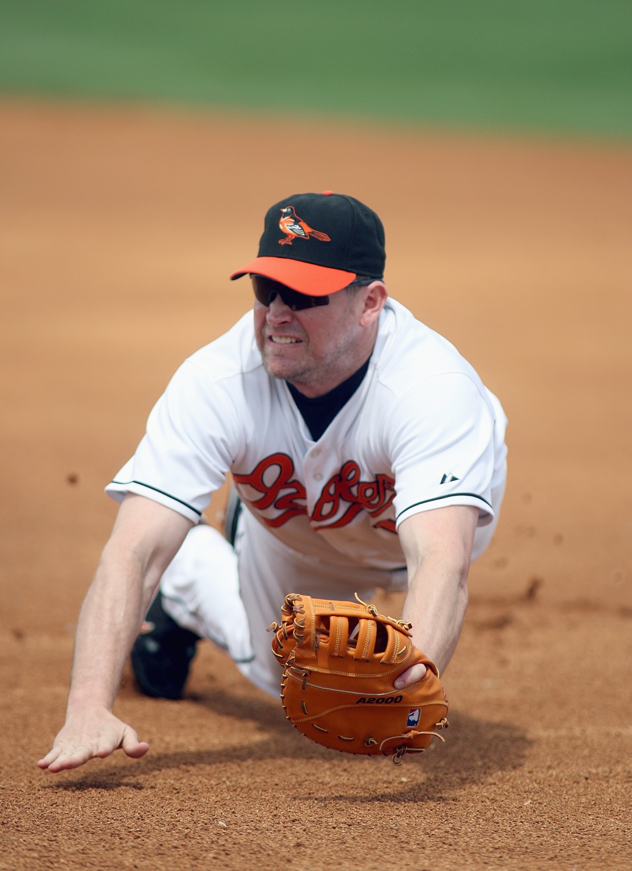 FT. LAUDERDALE, FL - MARCH 6: First baseman Aubry Huff #19 the Baltimore Orioles dives for a ball against the St. Louis Cardinals in a spring training game at Ft. Lauderdale Stadium March 6, 2007 in Ft. Lauderdale, Florida. (Photo by Marc Serota/Getty Ima