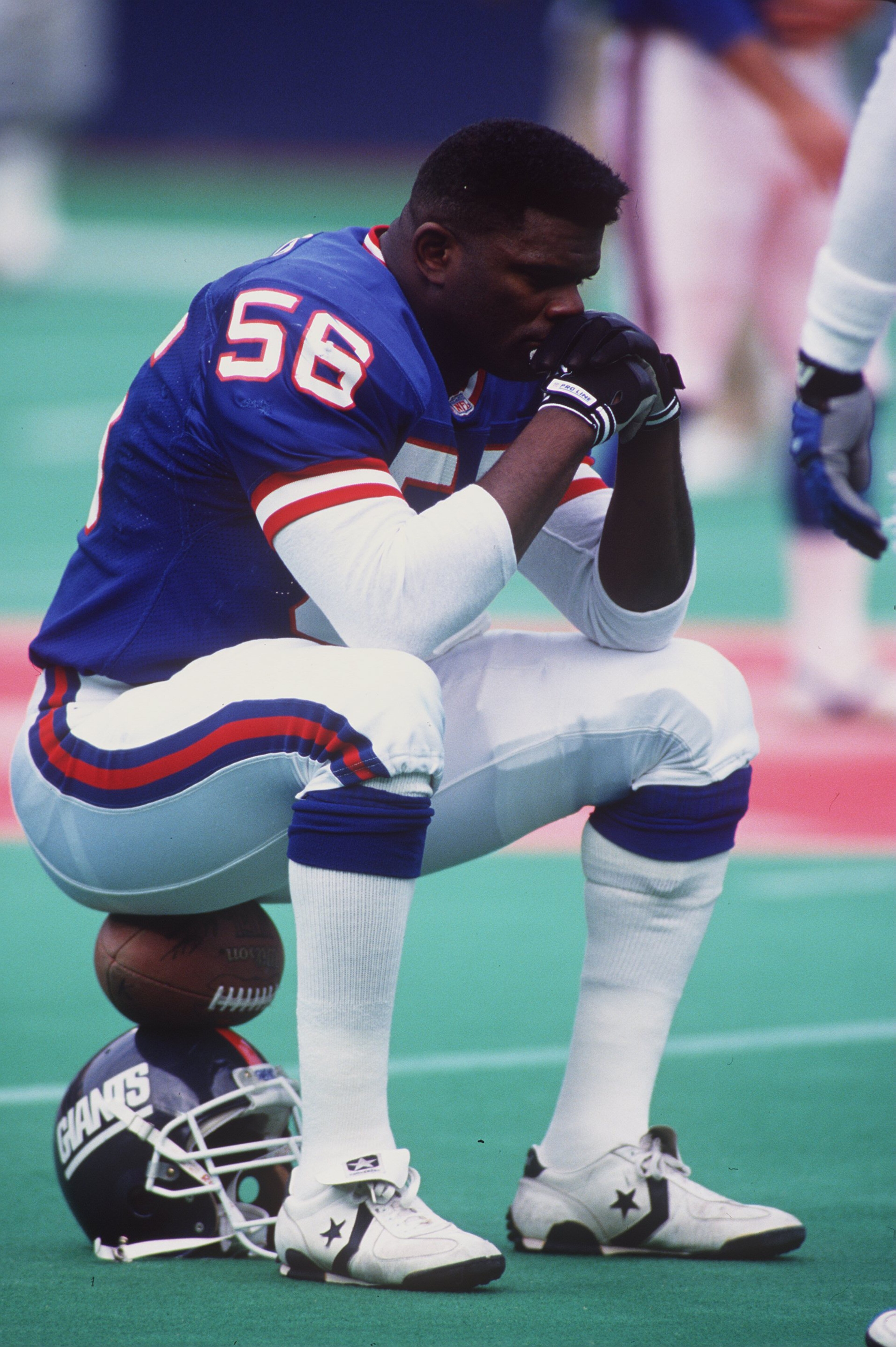 8 DEC 1991: NEW YORK GIANTS LINEBACKER LAWRENCE TAYLOR GATHERS HIS THOUGHTS BEFORE THEIR 19-14 LOSS TO THE PHILADELPHIA GIANTS AT GIANTS STADIUM IN EAST RUTHERFORD, NEW JERSEY. Mandatory Credit: Rick Stewart/ALLSPORT 8 DEC 1991: NEW YORK GIANTS LINEBACKER LAWRENCE TAYLOR GATHERS HIS THOUGHTS BEFORE THEIR 19-14 LOSS TO THE PHILADELPHIA GIANTS AT GIANTS STADIUM IN EAST RUTHERFORD, NEW JERSEY. Mandatory Credit: Rick Stewart/ALLSPORT