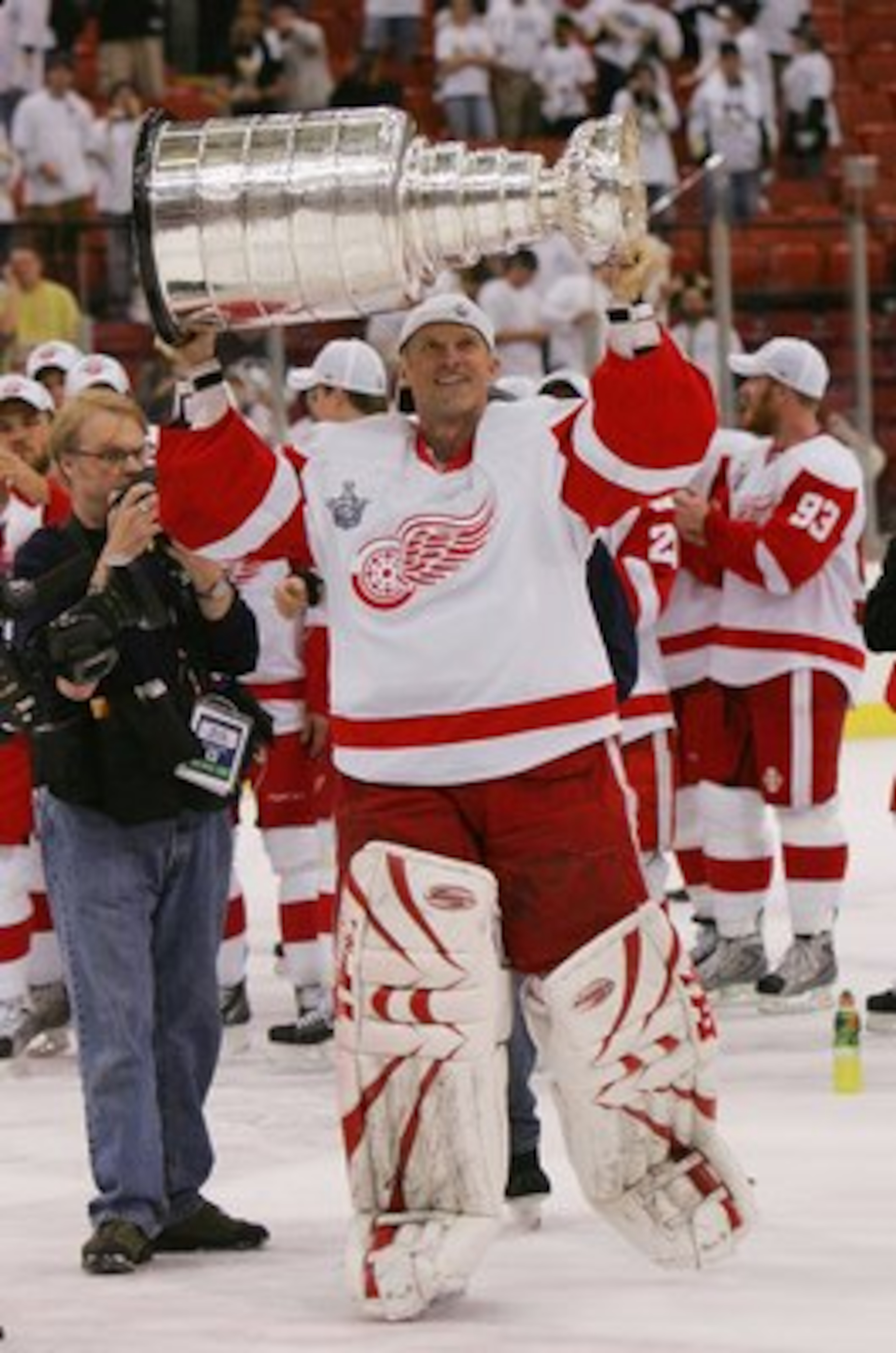 PITTSBURGH - JUNE 04: Dominik Hasek #39 of the Detroit Red Wings celebrates with the Stanley Cup after defeating the Pittsburgh Penguins in game six of the 2008 NHL Stanley Cup Finals at Mellon Arena on June 4, 2008 in Pittsburgh. Pennsylvania. The Red Wi