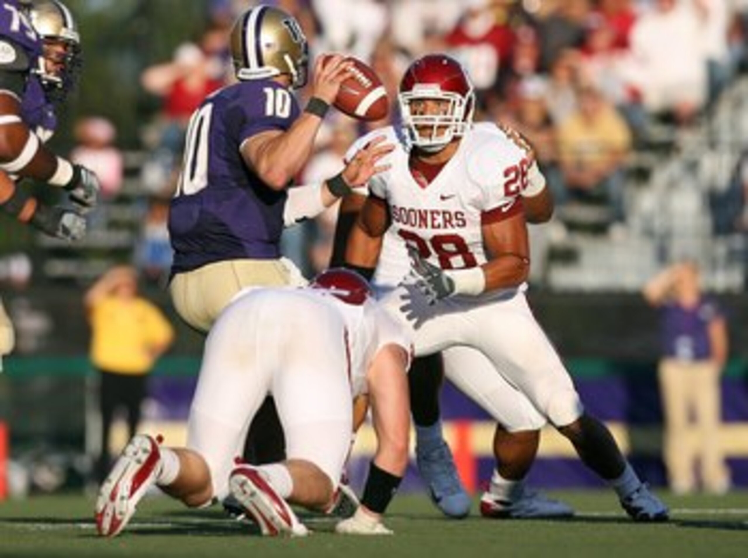 SEATTLE - SEPTEMBER 13: Travis Lewis #28 of the Oklahoma Sooners defends the pass play during the game against the Washington Huskies on September 13, 2008 at Husky Stadium in Seattle, Washington. The Sooners defeated the Huskies 55-14.(Photo by Otto Gre SEATTLE - SEPTEMBER 13: Travis Lewis #28 of the Oklahoma Sooners defends the pass play during the game against the Washington Huskies on September 13, 2008 at Husky Stadium in Seattle, Washington. The Sooners defeated the Huskies 55-14.(Photo by Otto Gre