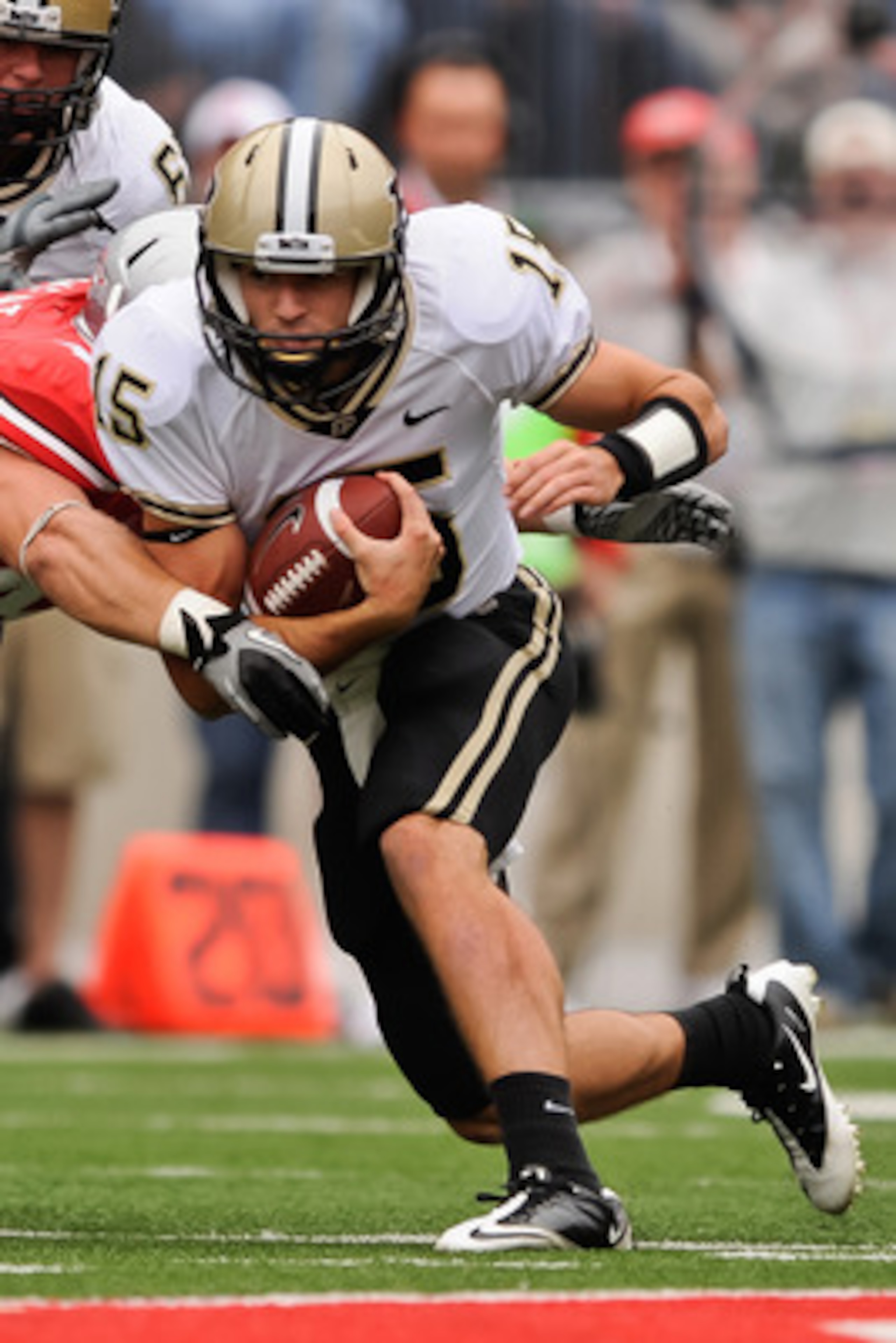 COLUMBUS, OH - OCTOBER 23:  Quarterback Rob Henry #15 of the Purdue Boilermakers runs with the ball against the Ohio State Buckeyes at Ohio Stadium on October 23, 2010 in Columbus, Ohio.  (Photo by Jamie Sabau/Getty Images)