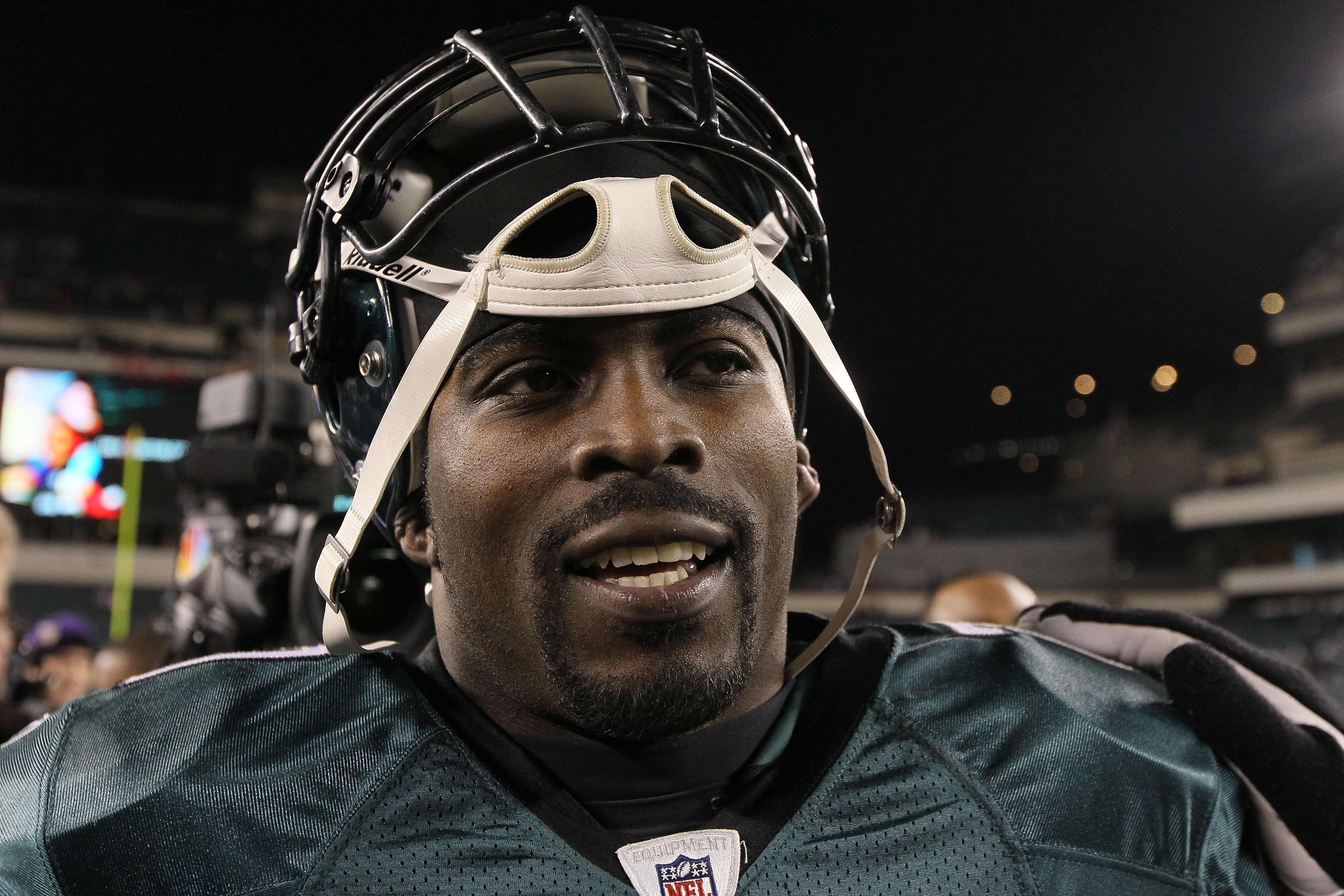 PHILADELPHIA, PA - DECEMBER 28:  Michael Vick #7 of the Philadelphia Eagles in action against the Minnesota Vikings at Lincoln Financial Field on December 26, 2010 in Philadelphia, Pennsylvania.  (Photo by Jim McIsaac/Getty Images)
