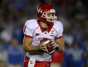 PASADENA, CA - SEPTEMBER 18:  Quarterback Case Keenum #7 of the Houston Cougars drops back to pass against the UCLA Bruins in the second quarter at the Rose Bowl on September 18, 2010 in Pasadena, California.  UCLA won 31-13.  (Photo by Stephen Dunn/Getty
