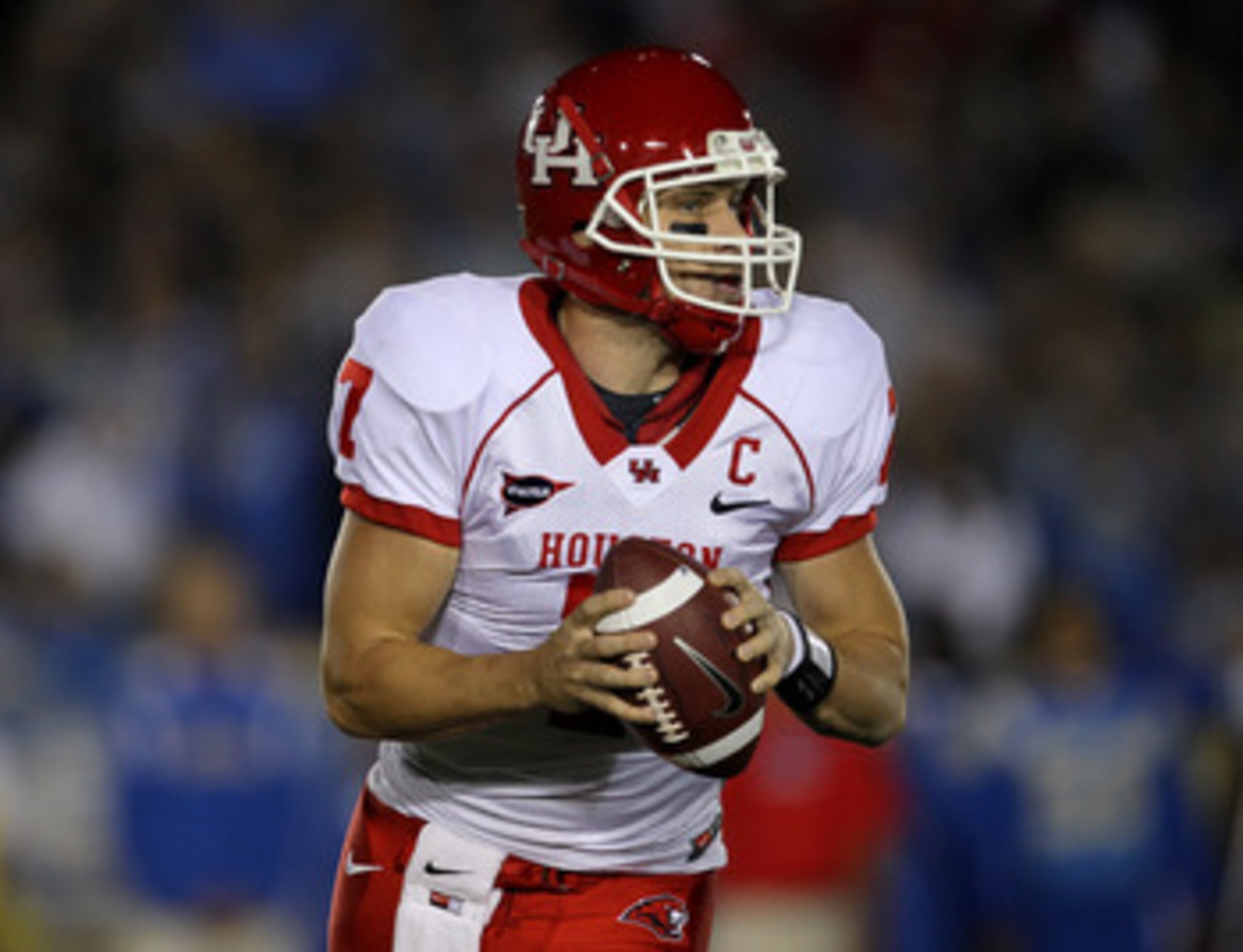 PASADENA, CA - SEPTEMBER 18:  Quarterback Case Keenum #7 of the Houston Cougars drops back to pass against the UCLA Bruins in the second quarter at the Rose Bowl on September 18, 2010 in Pasadena, California.  UCLA won 31-13.  (Photo by Stephen Dunn/Getty