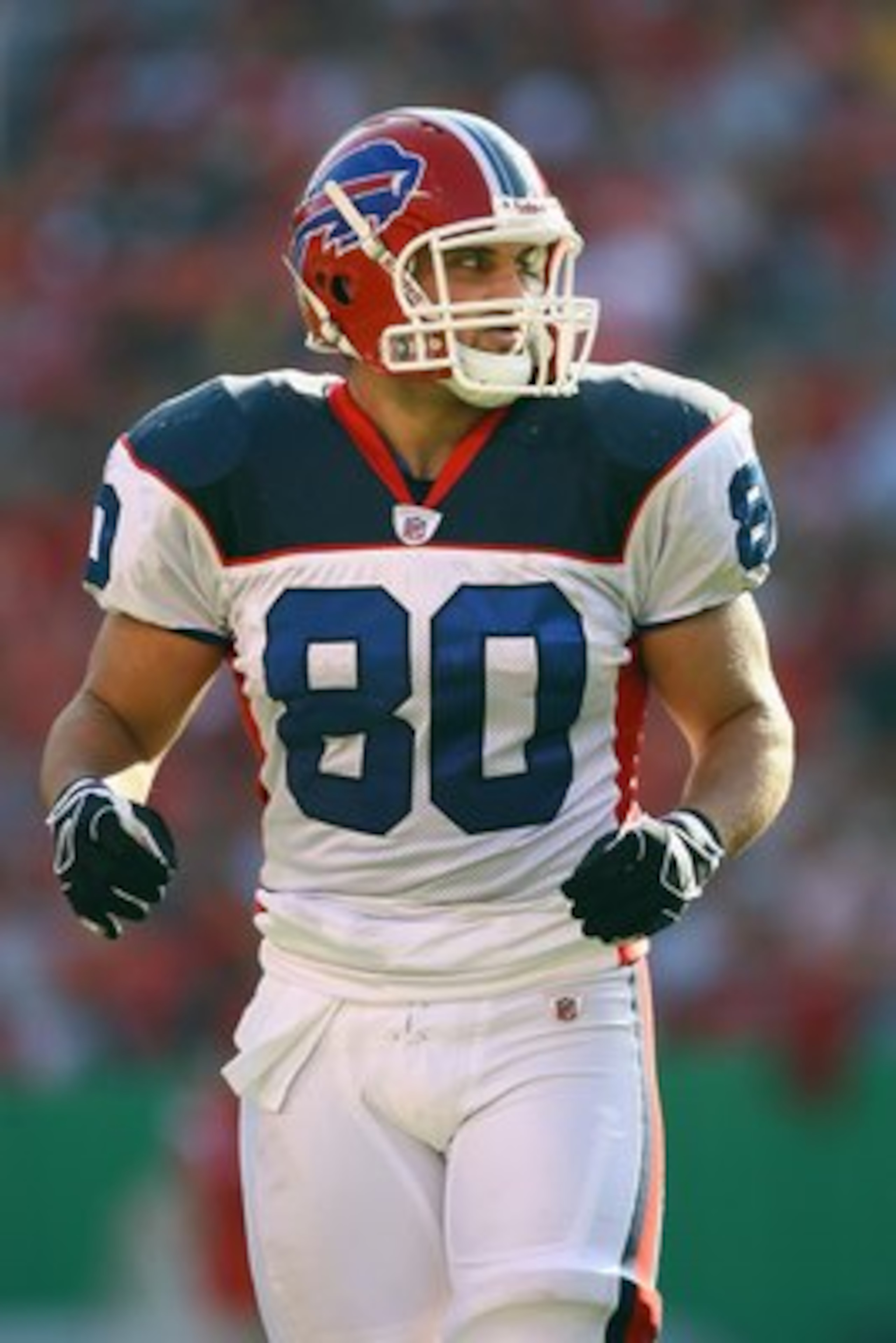 KANSAS CITY, MO - NOVEMBER 23:  Derek Schouman #80 of the Buffalo Bills moves on the field during the game against the Kansas City Chiefs on November 23, 2008 at Arrowhead Stadium in Kansas City, Missouri. (Photo by Jamie Squire/Getty Images)