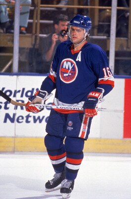 INGLEWOOD, CA - 1989:  Pat Lafontaine #16 of the New York Islanders on the ice during a game in the 1989-1990 NHL season against the Los Angeles Kings at the Great Western Forum in Inglewood, California.  (Photo by Mike Powell/Getty Images)