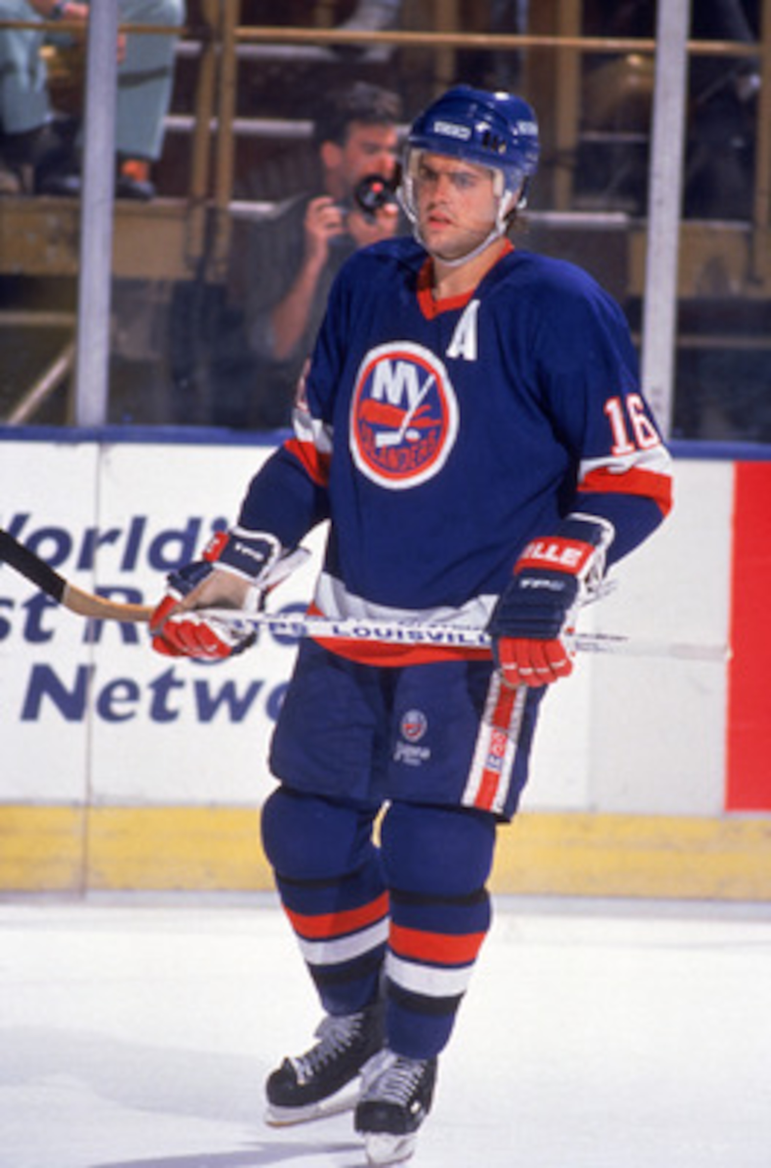 INGLEWOOD, CA - 1989: Pat Lafontaine #16 of the New York Islanders on the ice during a game in the 1989-1990 NHL season against the Los Angeles Kings at the Great Western Forum in Inglewood, California. (Photo by Mike Powell/Getty Images) INGLEWOOD, CA - 1989: Pat Lafontaine #16 of the New York Islanders on the ice during a game in the 1989-1990 NHL season against the Los Angeles Kings at the Great Western Forum in Inglewood, California. (Photo by Mike Powell/Getty Images)